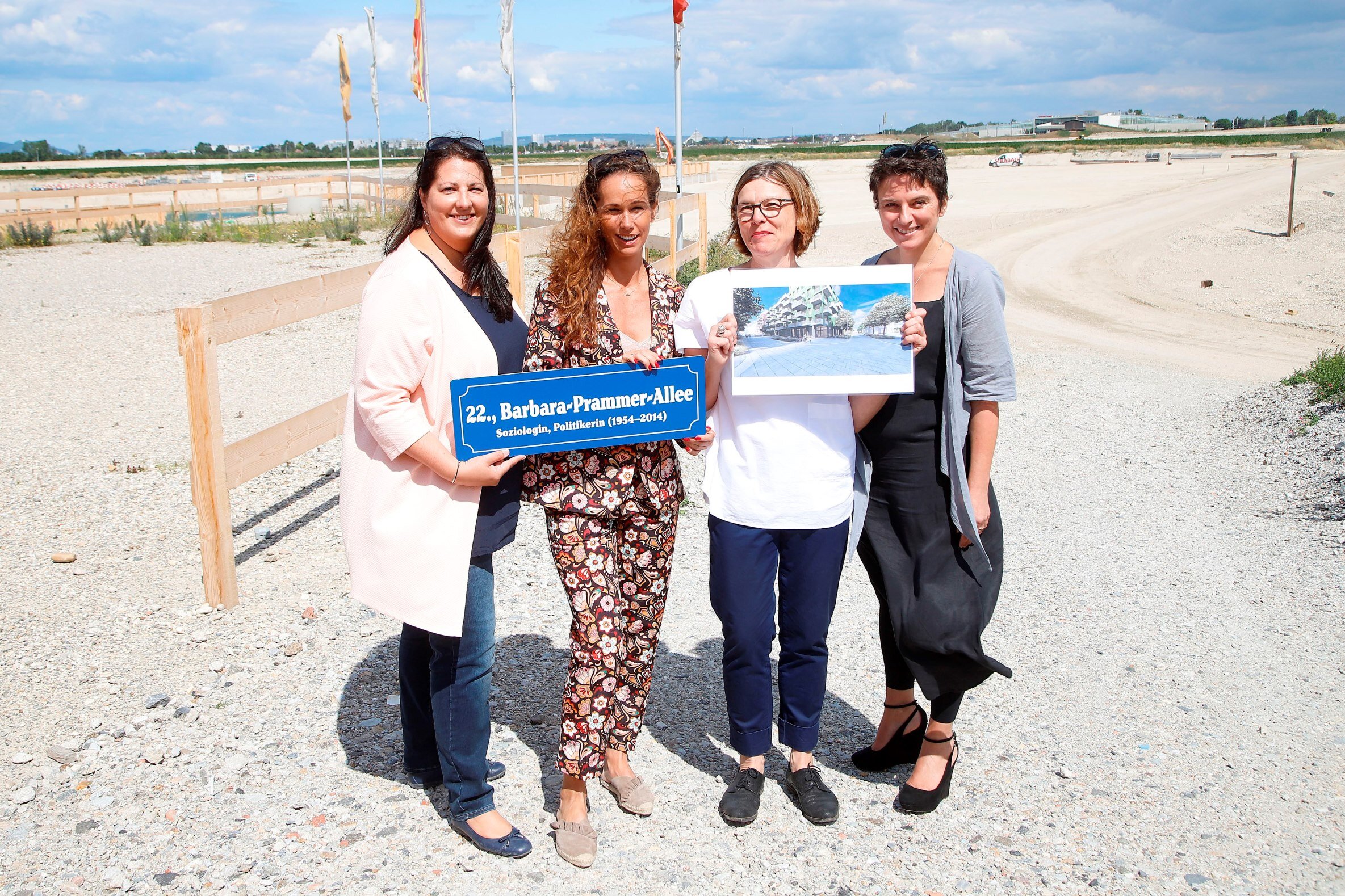 Blick auf das neue Quartier „Am Seebogen“ entlang der Barbara-Prammer-Allee gemeinsam mit Seestadt-Pionierinnen (v.l.n.r.): Frauen- und Wohnbaustadträtin Kathrin Gaal, HoHo Wien-Projektleiterin Caroline Palfy, Seestadt-Unternehmerin Sylvia Schlagintweit und „Science Buster“ und aspern-Beirat-Mitglied Elisabeth Oberzaucher