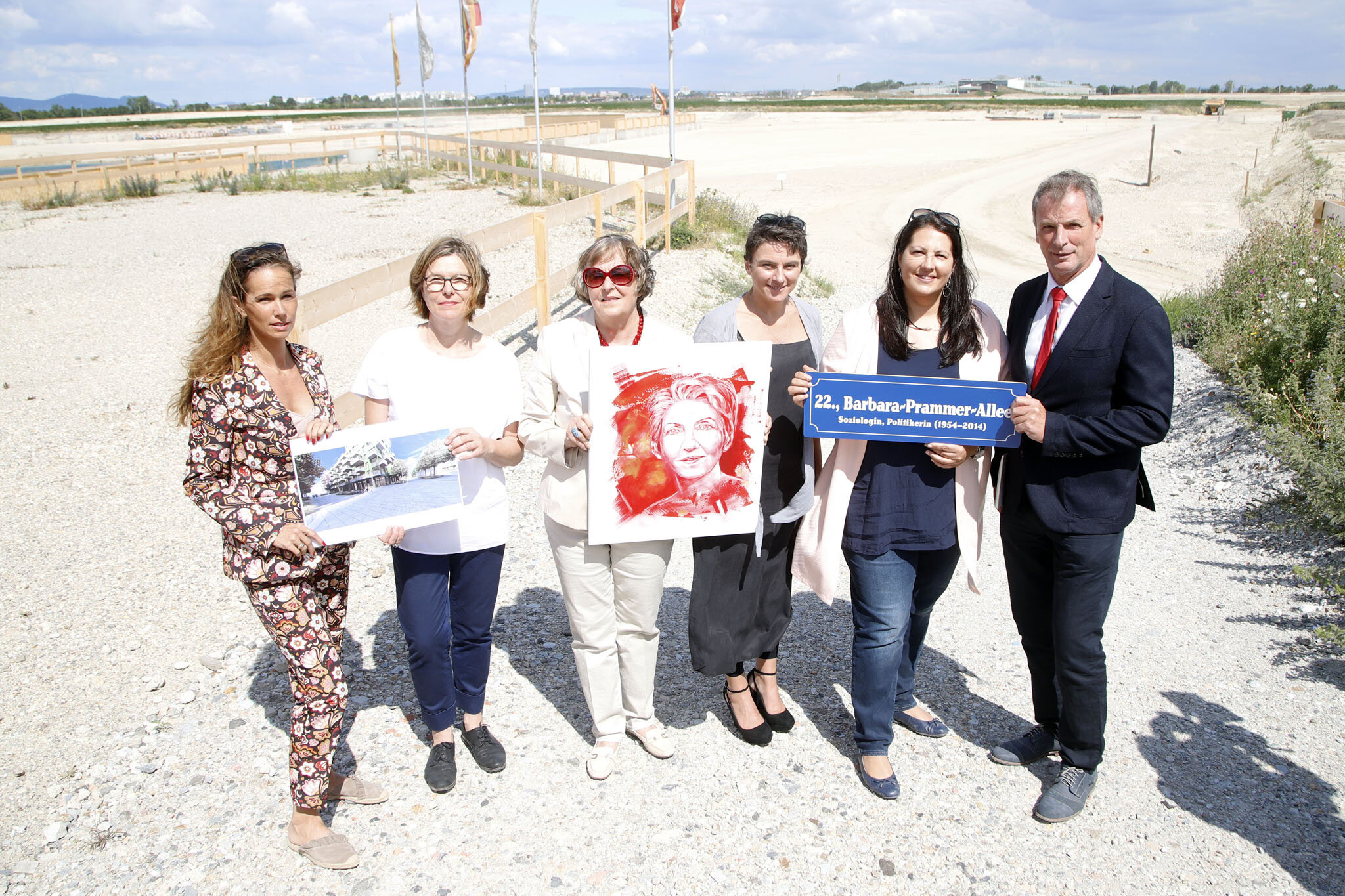 Blick auf das neue Quartier „Am Seebogen“ entlang der Barbara-Prammer-Allee und Präsentation der neuen Broschüre „Die Seestadt ist weiblich“ mit HoHo Wien-Projektleiterin Caroline Palfy, Seestadt-Unternehmerin Sylvia Schlagintweit, Künstlerin Milu Löff-Löffko,  „Science Buster“ und aspern-Beirat-Mitglied Elisabeth Oberzaucher mit Frauen- und Wohnbaustadträtin Kathrin Gaal und Bezirksvorsteher-Stellvertreter Karl Gasta (v.l.n.r.).