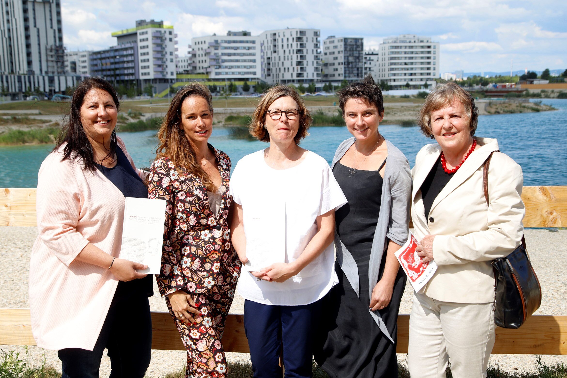 Präsentation der neuen Broschüre „Die Seestadt ist weiblich“ mit Frauen- und Wohnbaustadträtin Kathrin Gaal, HoHo Wien-Projektleiterin Caroline Palfy, Seestadt-Unternehmerin Sylvia Schlagintweit, „Science Buster“ und aspern-Beirat-Mitglied Elisabeth Oberzaucher und Künstlerin Milu Löff-Löffko, die die Porträts in der Broschüre gestaltet hat (v.l.n.r.).