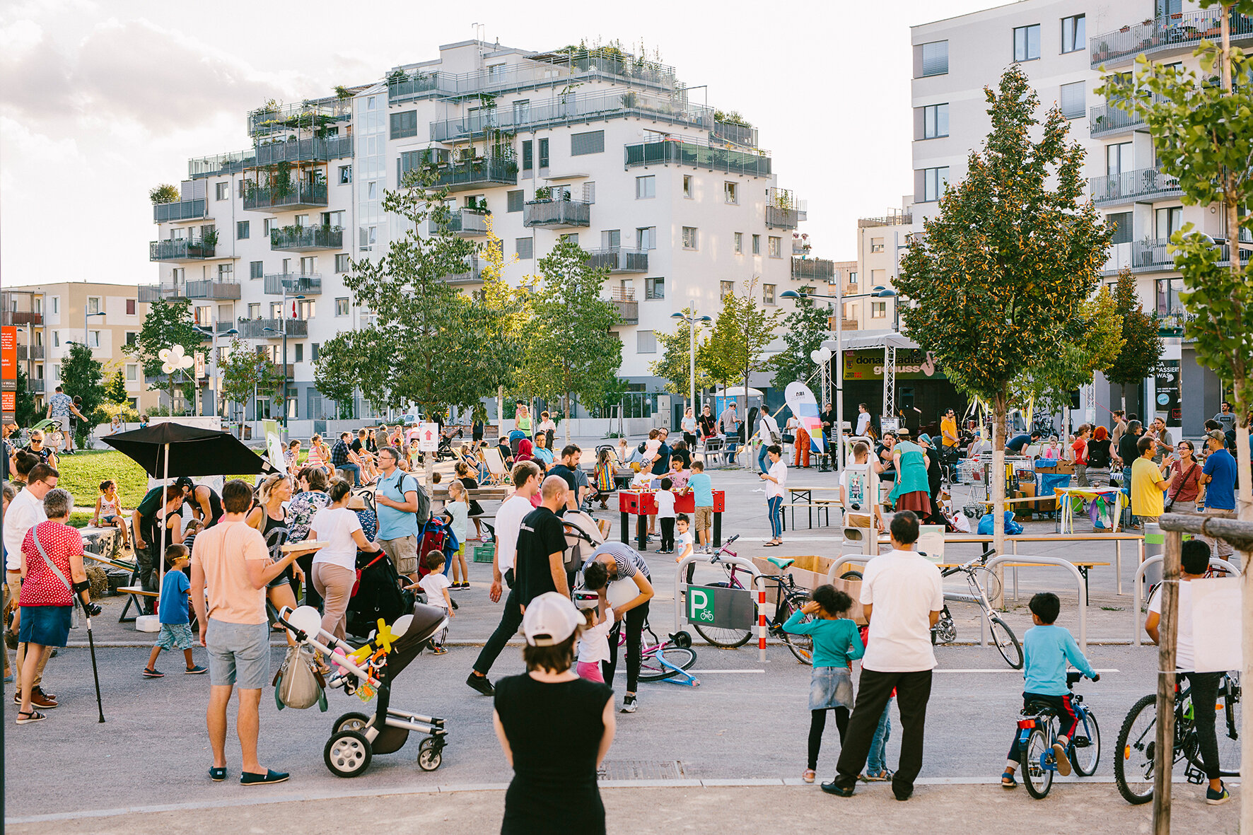 BewohnerInnen, lokale Initiativen und Unternehmen feiern 5 Jahre Nachbarschaft. Gemeinsam mit dem Stadtteilmanagement Seestadt aspern gestalten sie ein buntes Programm für Jung und Alt.