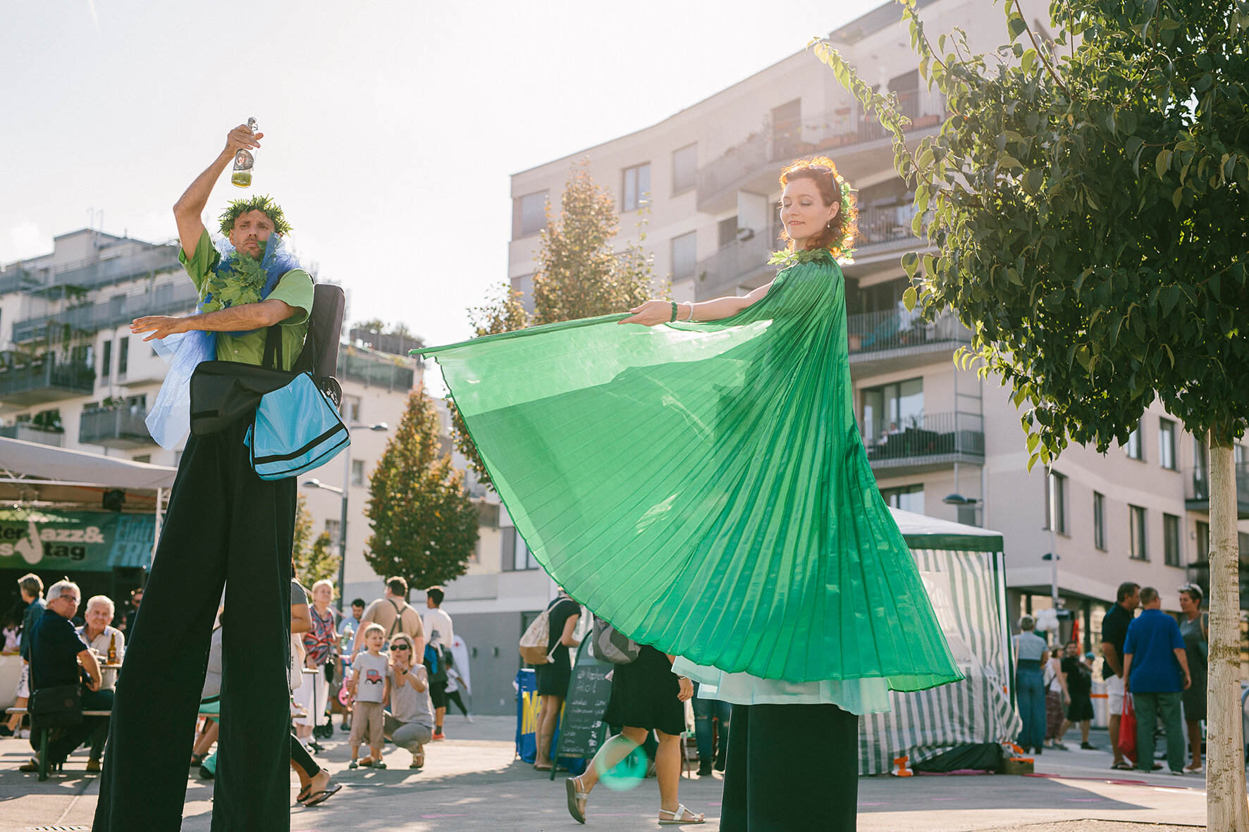 StraßenkünstlerInnen und das kulinarische Angebot lokaler Gastronomie sorgen für Unterhaltung und Genuss.