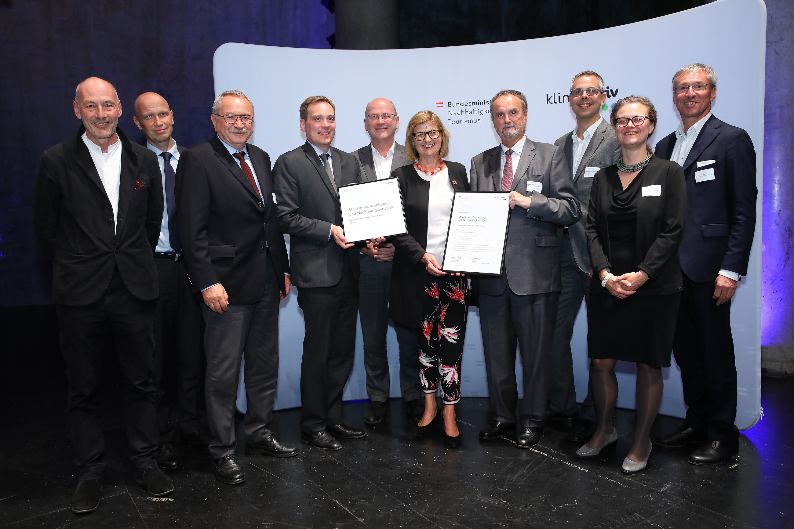 Verleihung Staatspreis Architektur und Nachhaltigkeit: v.l.n.r. Roland Gnaiger (Jury-Vorsitzender), Alexander Kopecek (Wien 3420), Kurt Puchinger (Stadt Wien, GG Wohnen, Wohnbau, Stadterneuerung und Frauen), Lukas Lang (Wien 3420), BM Maria Patek, Hermann Gugler (AR Wien 3420), Peter Hinterkörner (Wien 3420), Ingrid Spörk (Wien 3420), Gerhard Schuster (Wien 3420)