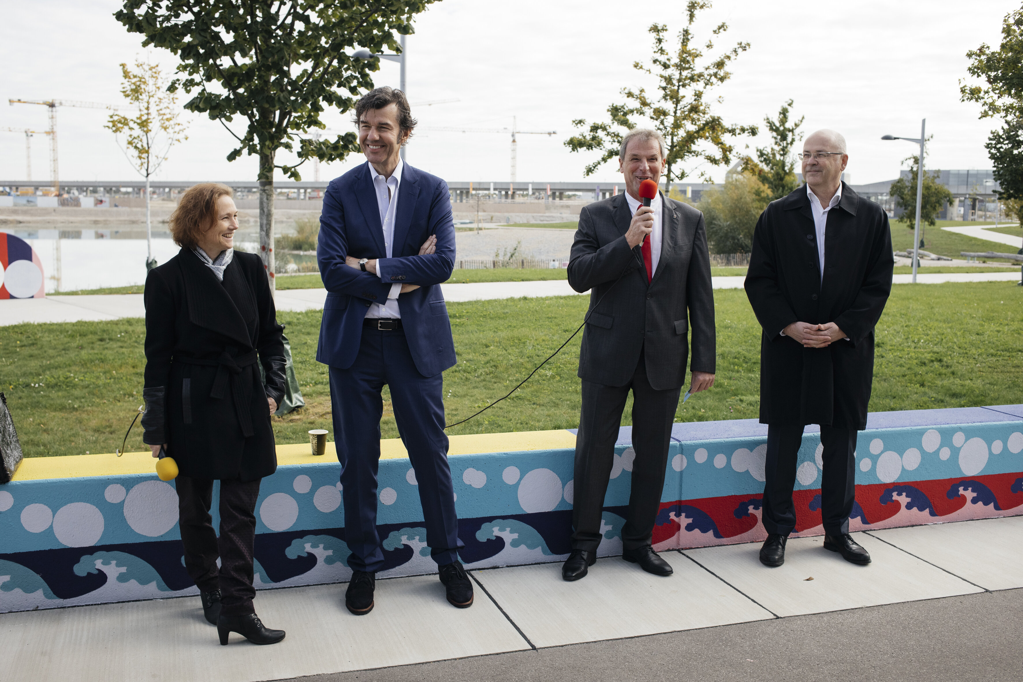 v.l.n.r. Martina Taig (GF KÖR), Künstler Stefan Sagmeister, Karl Gasta (BV-Stv. Donaustadt), Heinrich Kugler (Vorstand Wien 3420) 