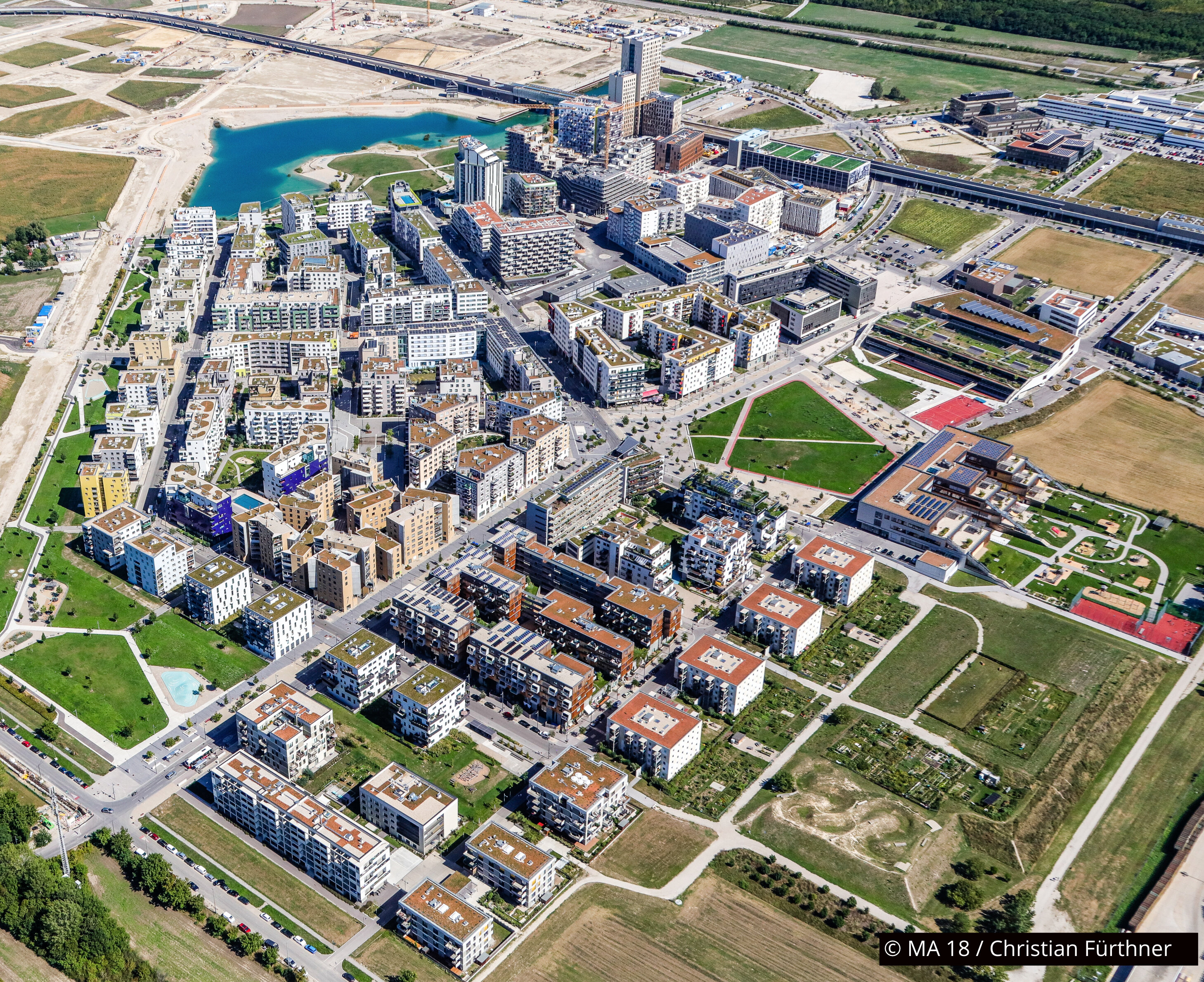 Luftbild der Seestadt von Südwesten aufgenommen