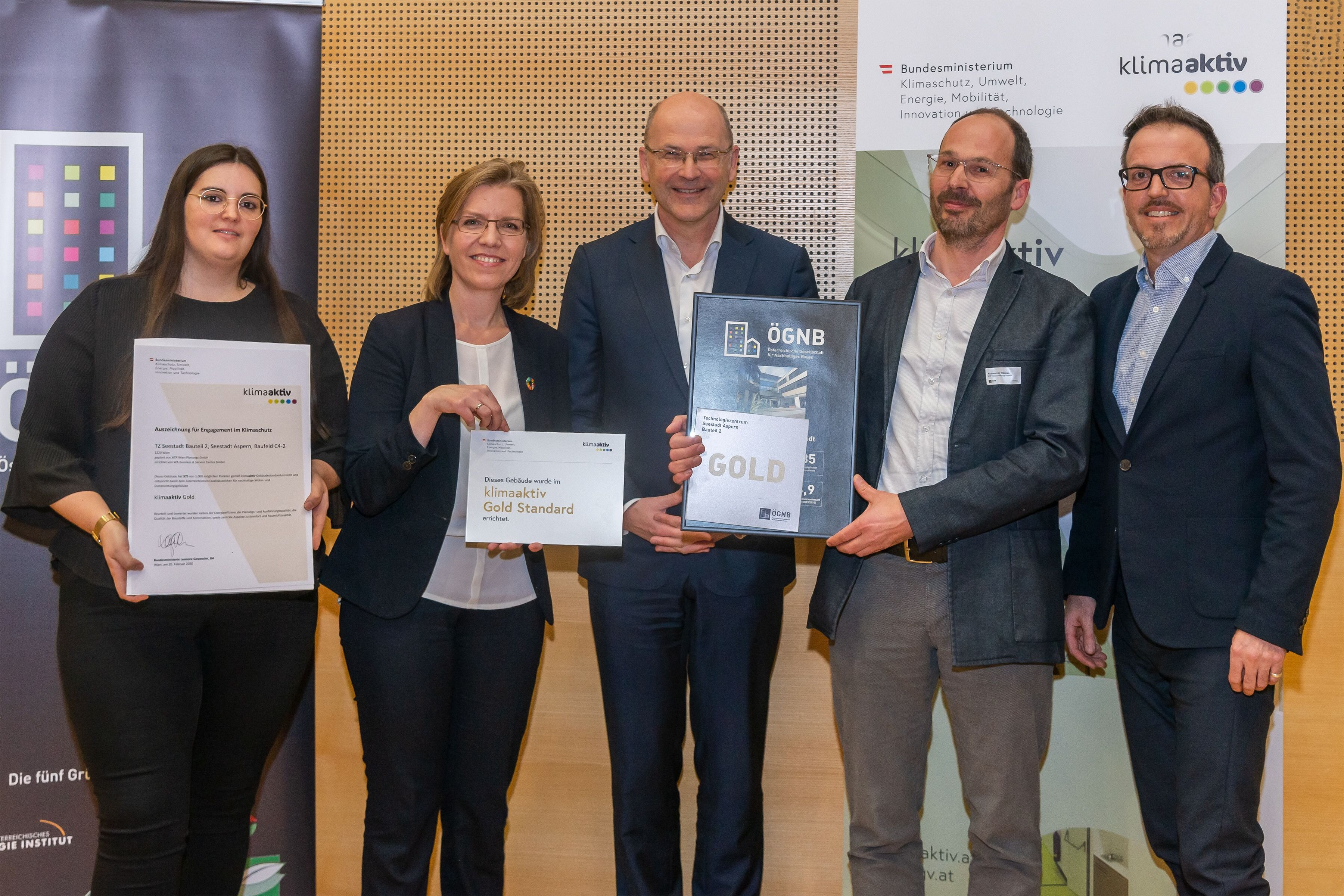 klimaaktiv Gold Standard für das tz2 der Wirtschaftsagentur Wien. Fertigstellung: klimaaktiv Gold mit 975 von 1000 Punkten, Bauherrschaft: WA Business & Service Center GmbH; Am Bild v.l.: Stefanie Roithmayr, Wirtschaftsagentur Wien; Bundesministerin Leonore Gewessler; Wien 3420-Vorstand Heinrich Kugler; Hannes Achammer, ATP; Michael Haugeneder, ATP