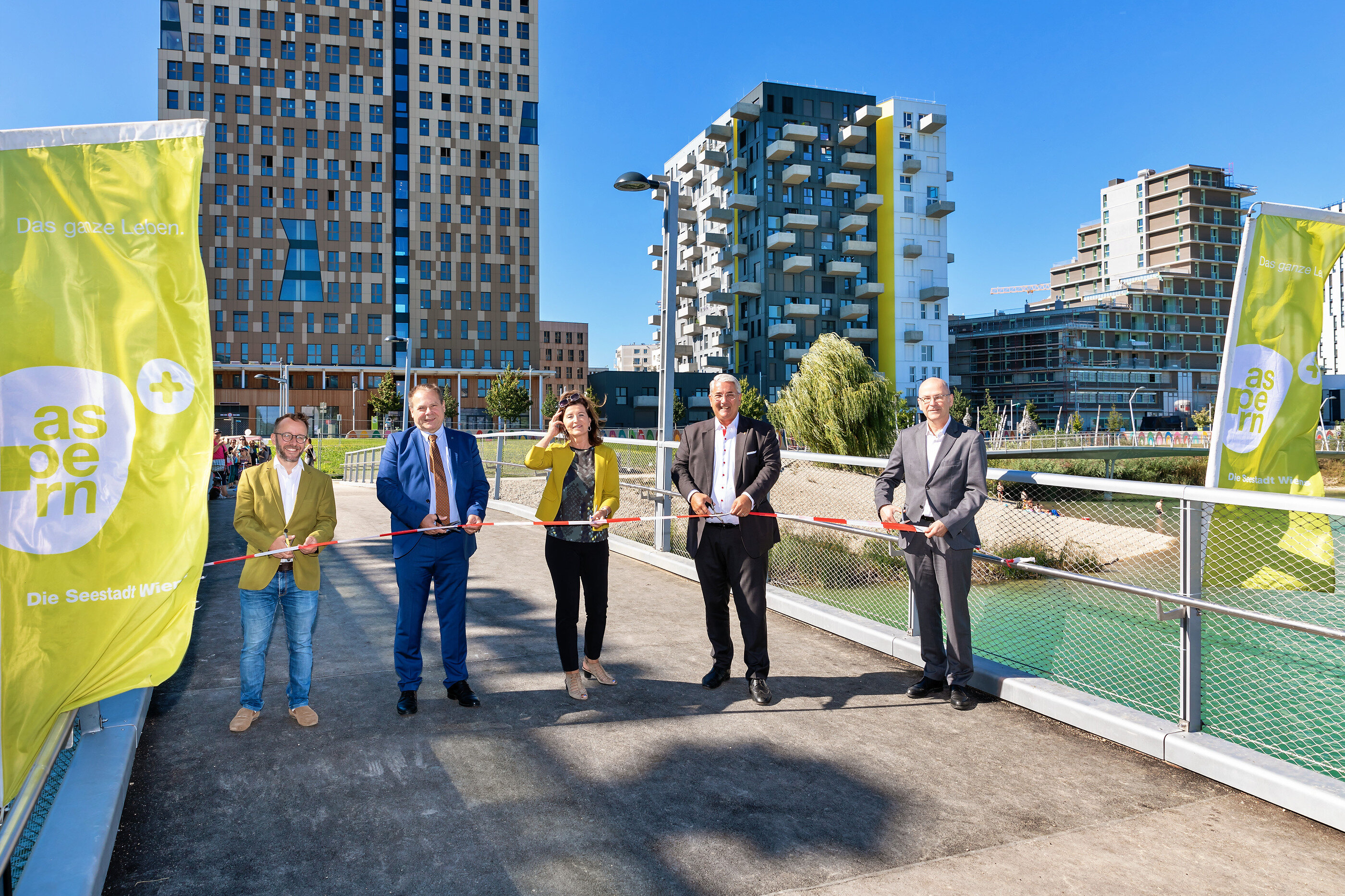 Eröffnung des neuen Fußgänger- und Radfahrerstegs mit Blick auf das Seeparkquartier, v.l.n.r.: Jakob Kastner (Projektmanager Wien 3420), Hermann Papouschek (Leiter Wiener Brückenbau und Grundbau – MA 29), Christine Spiess (Projektleiterin Seestadt Aspern, Stadt Wien), Ernst Nevrivy (Bezirksvorsteher Wien-Donaustadt), Heinrich Kugler (Vorstand Wien 3420)