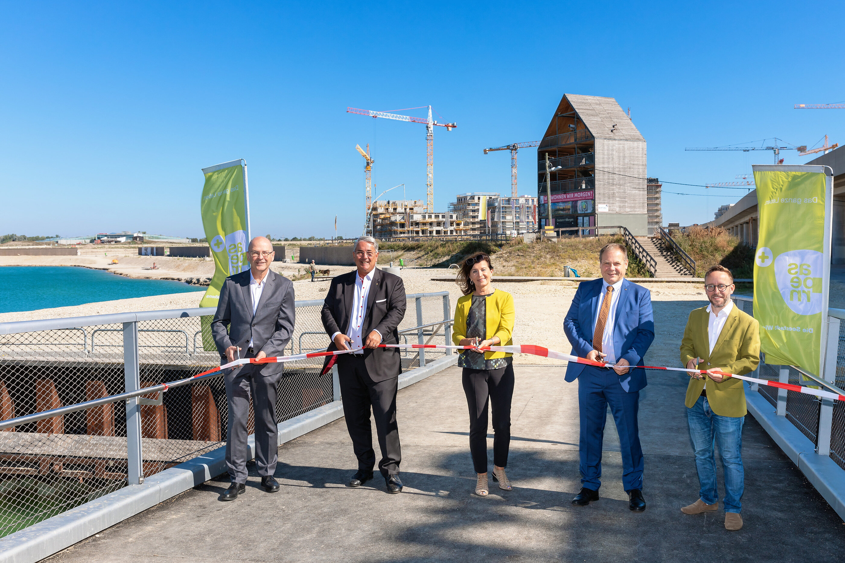 Der neue Fußgänger- und Radfahrersteg mit Blick auf das Quartier "Am Seebogen", v.l.n.r.: Heinrich Kugler (Vorstand Wien 3420), Ernst Nevrivy (Bezirksvorsteher Wien-Donaustadt), Christine Spiess (Projektleiterin Seestadt Aspern, Stadt Wien), Hermann Papouschek (Leiter Wiener Brückenbau und Grundbau – MA 29), Jakob Kastner (Projektmanager Wien 3420)