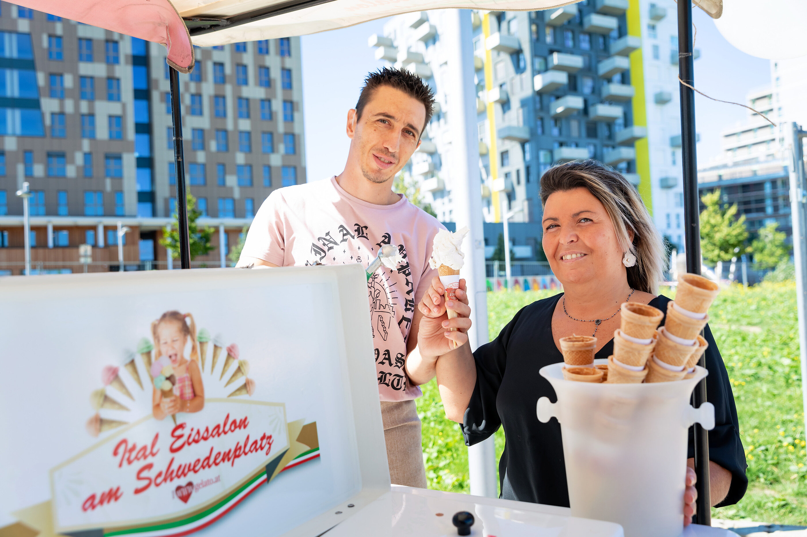 Die in der Seestadt ansässige Eismanufaktur Eissalon am Schwedenplatz sorgte für kühle Verköstigung vor Ort.