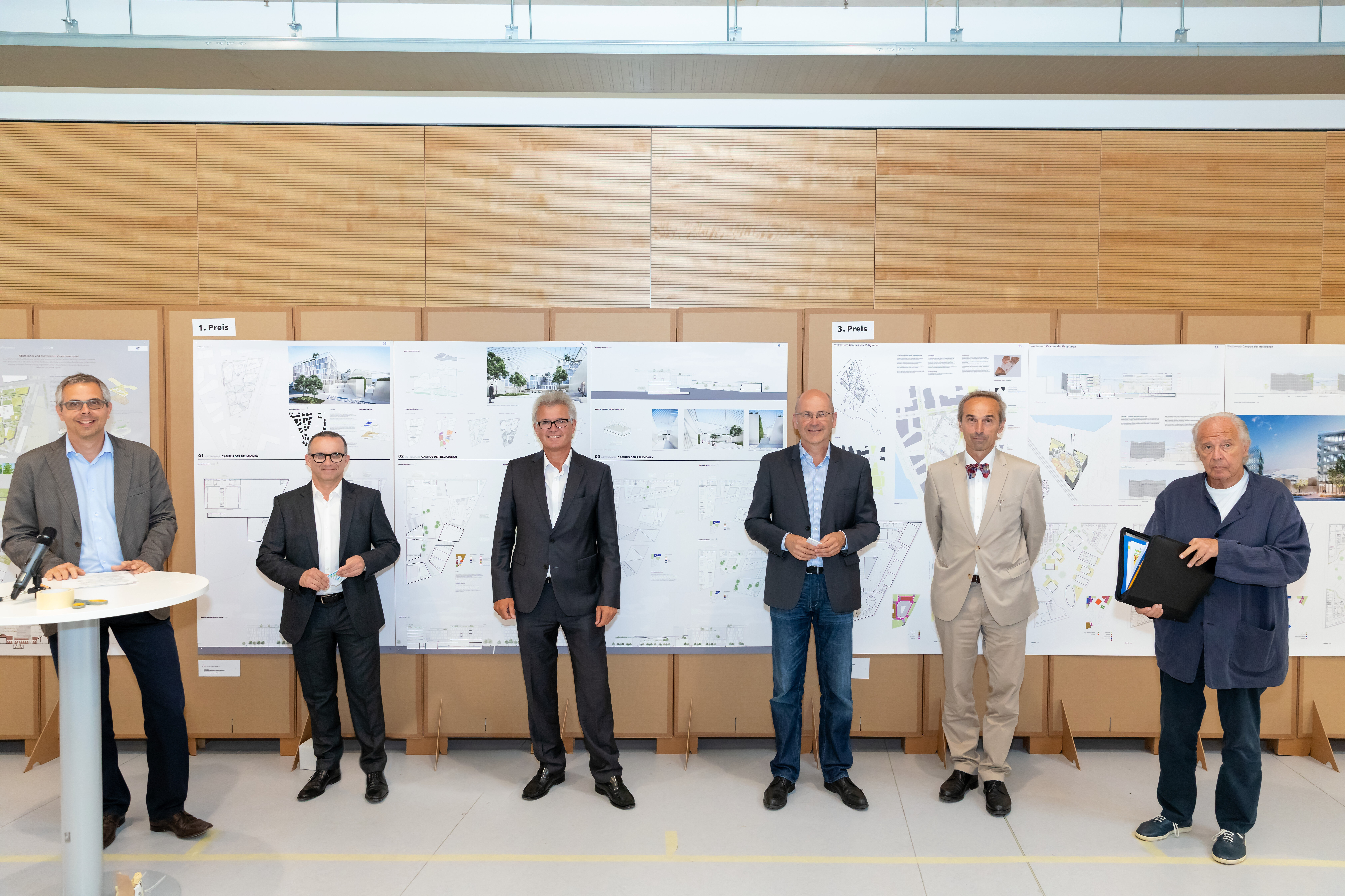 v.l.n.r. Peter Hinterkörner (PM Städtebau, Wien 3420), Ulrich Burtscher (Architekturbüro Burtscher-Durig), Christoph Berger (Rektor KPH), Heinrich Kugler (Vorstand Wien 3420), Harald Gnilsen (Baudirektor Erzdiözese Wien, Verein Campus der Religionen), Boris Podrecca (Jury-Vorsitzender)