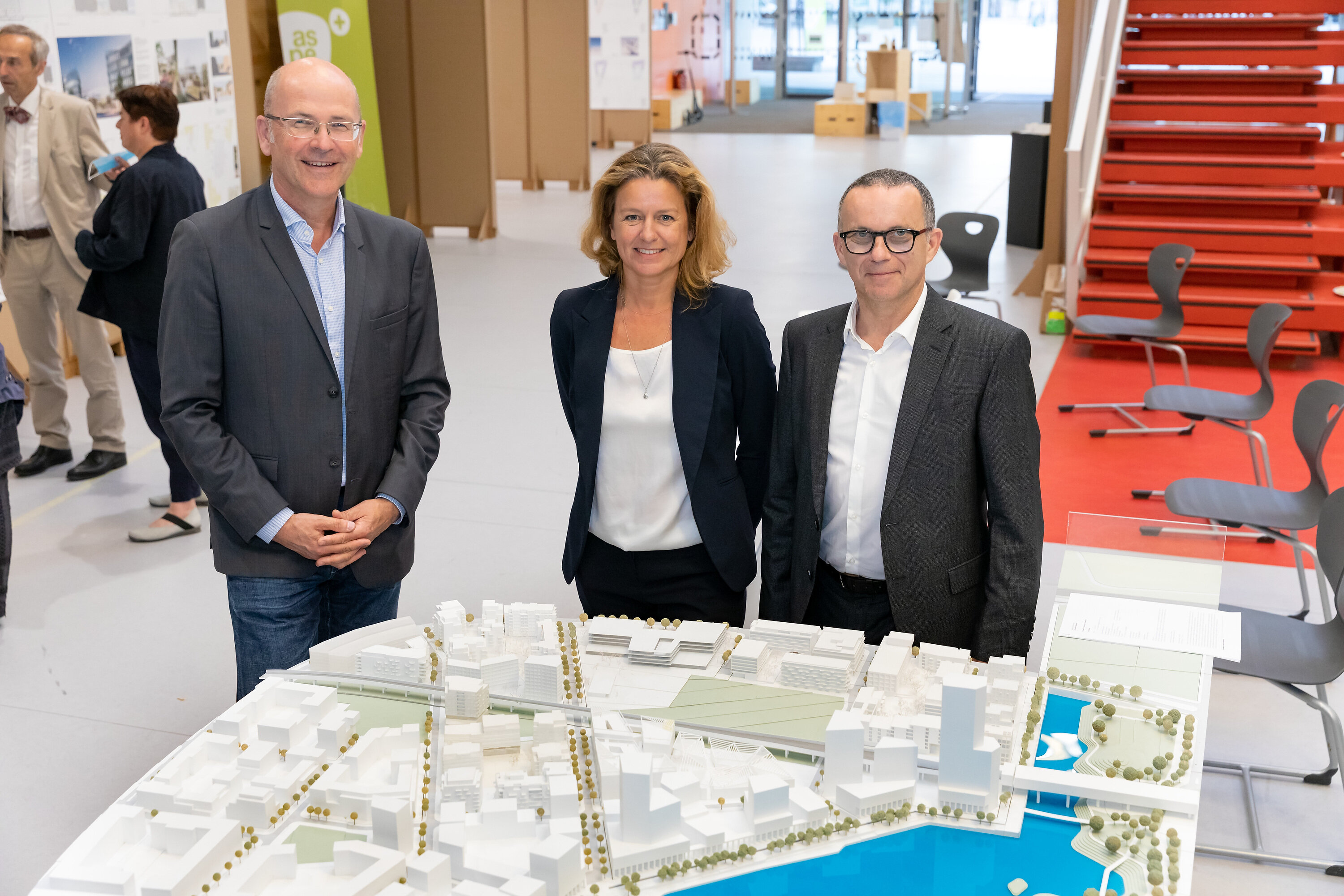 Wien 3420-Vorstand Heinrich Kugler (links im Bild) mit Marianne Durig und Ulrich Burtscher, die den Architekturwettbewerb für sich entscheiden konnten.