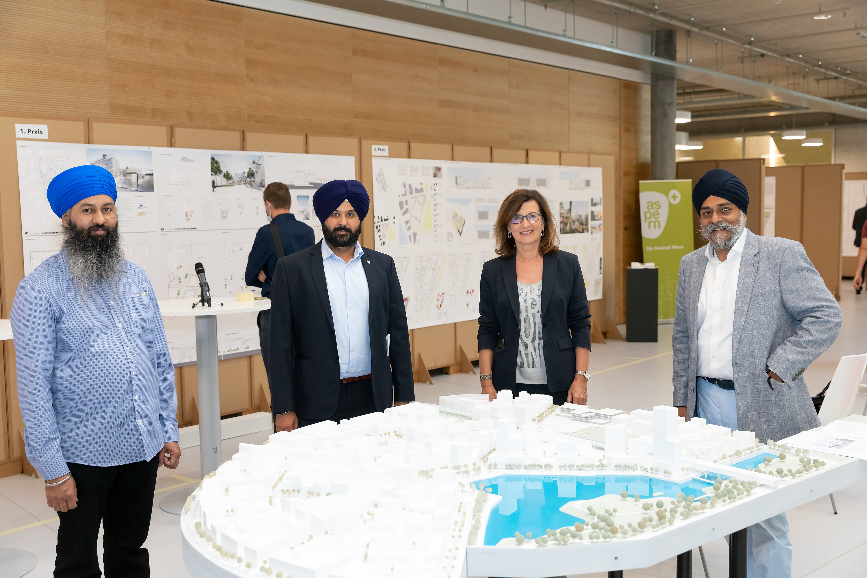 Christine Spiess, Projektleiterin Seestadt Aspern der Stadt Wien mit Vertretern der Sikh Gemeinde Österreich.