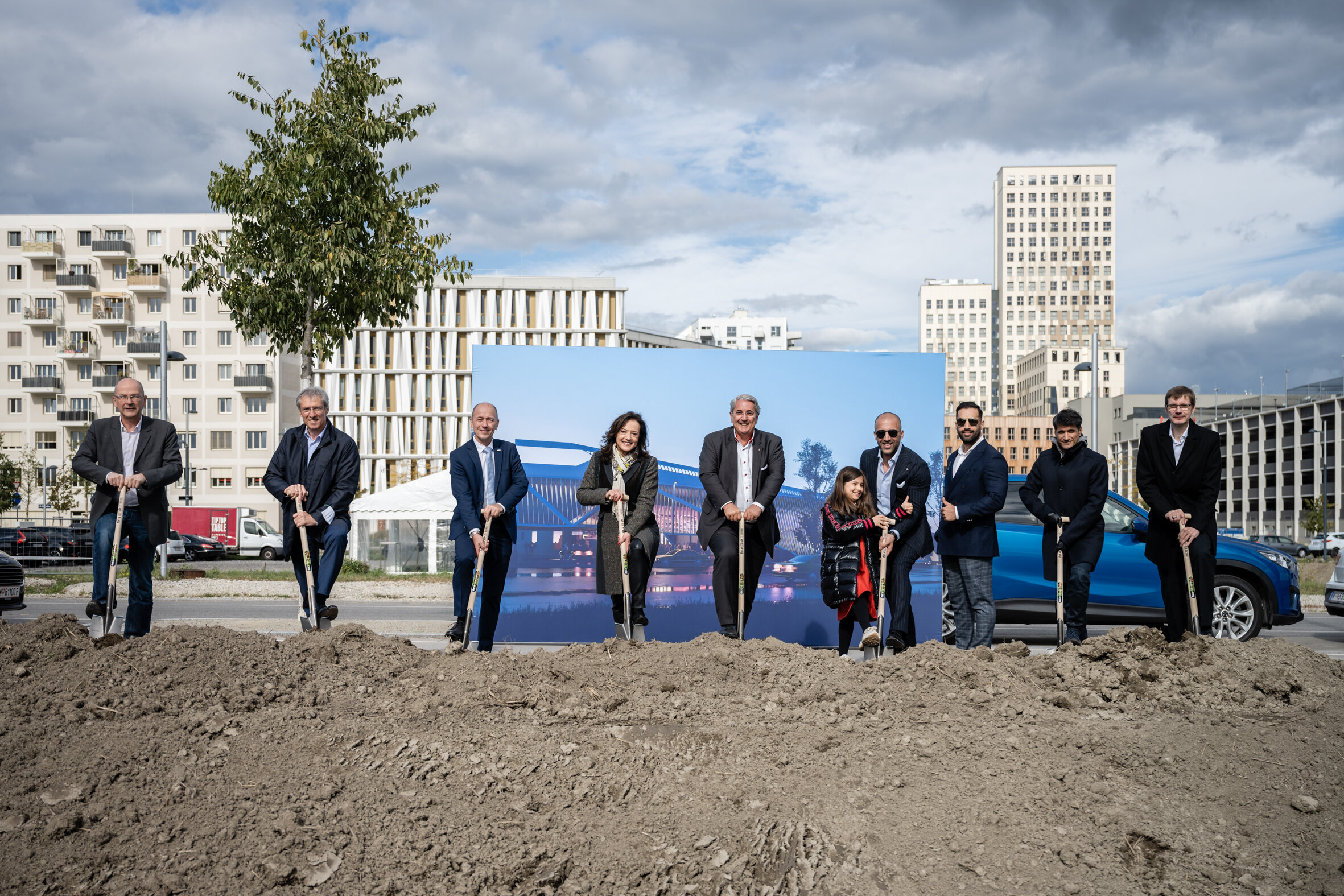Spatenstich für ARIANA in aspern Seestadt, v.l.n.r.: Heinrich Kugler (Wien 3420 AG), Gerhard Schuster (Wien 3420 AG), Christian Timmermann (WKO Donaustadt), Andrea Czernin (ARIANA Event GmbH), Ernst Nevrivy (Bezirksvorsteher Donaustadt), Eva Ander und Zaki Ander (ARIANA Event GmbH), Najeeb Ander, Armin Daneshgar (Architekt), Karl Schoof (Architekt)