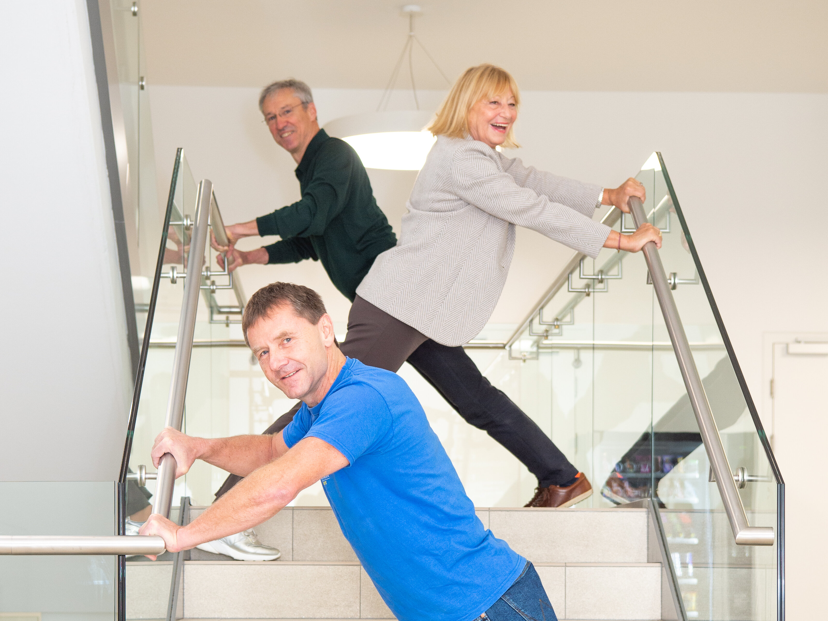 Sportlich im Stiegenhaus, v.u.n.o.:  Thomas Brey/Turnverein Seestadt, Beate Wimmer-Puchinger (gemeinsam gesund – das gesundheitsnetzwerk der seestadt), Gerhard Schuster/CEO Wien 3420 aspern Development AG