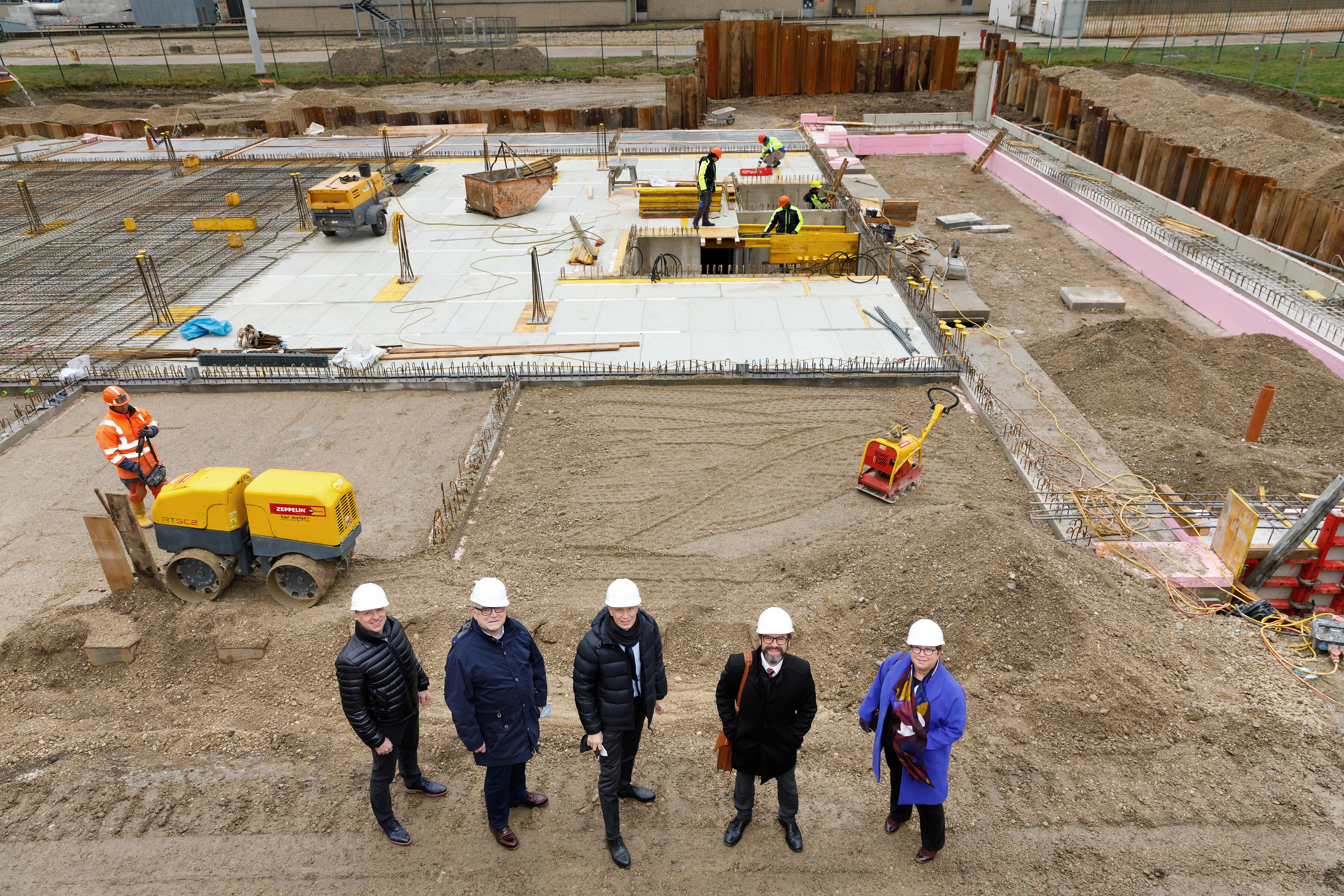 Beachtliche Baufortschritte beim neuen Biomay-Headquarter; V.l.n.r. Thomas Miklautsch (VTU Engineering GmbH), Peter Tersch (Delta Podensek Architekten ZT GmbH), Alexander Kopecek (Wien 3420), Hans Huber (Biomay), Angela Neubauer (Biomay)
