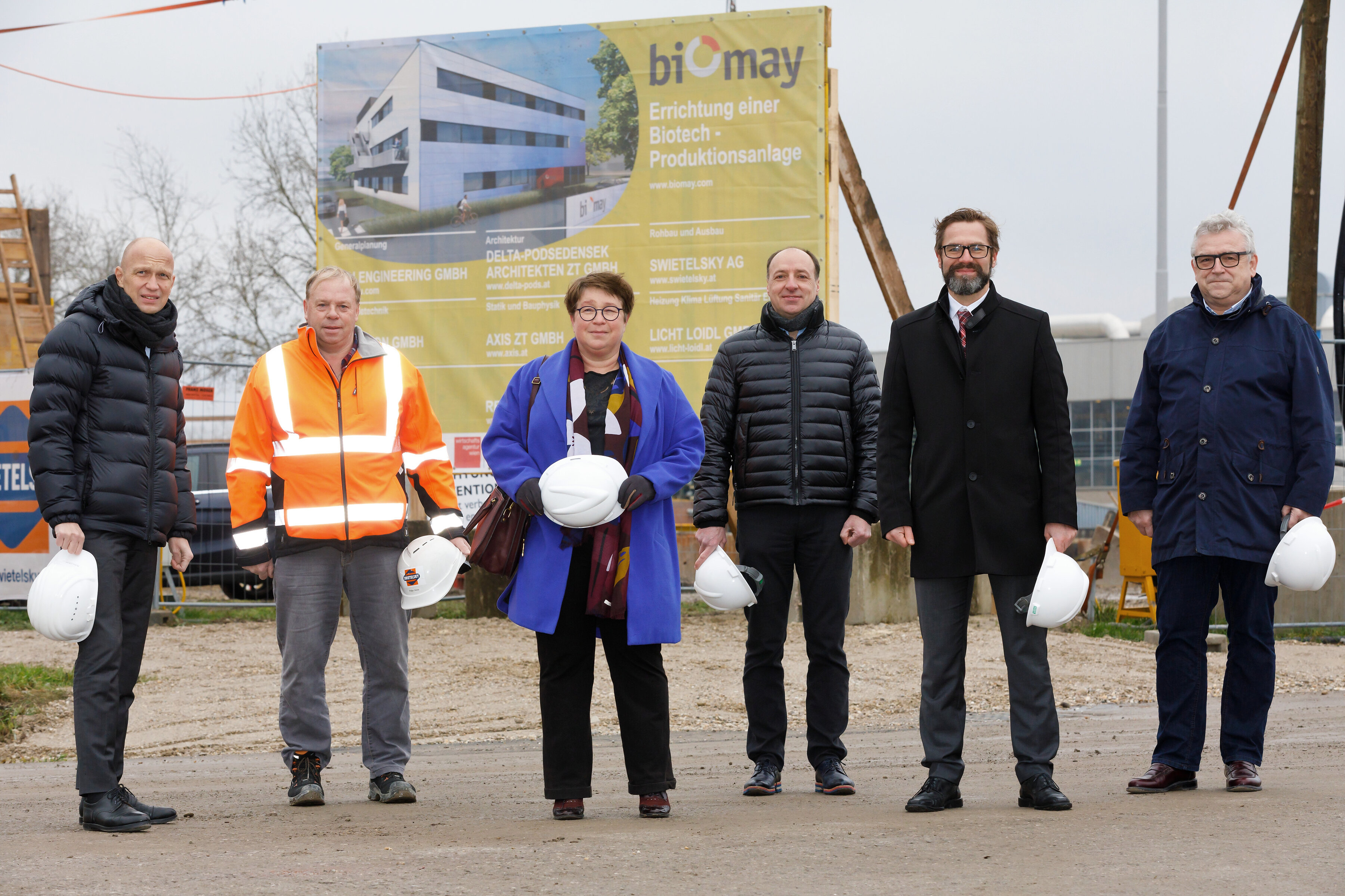 Besuch auf der Biomay-Baustelle in aspern Seestadt; V.l.n.r. Alexander Kopecek (Wien 3420), Alois Petar (Swietelsky), Angela Neubauer (Biomay), Thomas Miklautsch (VTU Engineering GmbH), Hans Huber (Biomay), Peter Tersch (Delta Podensek Architekten ZT GmbH)