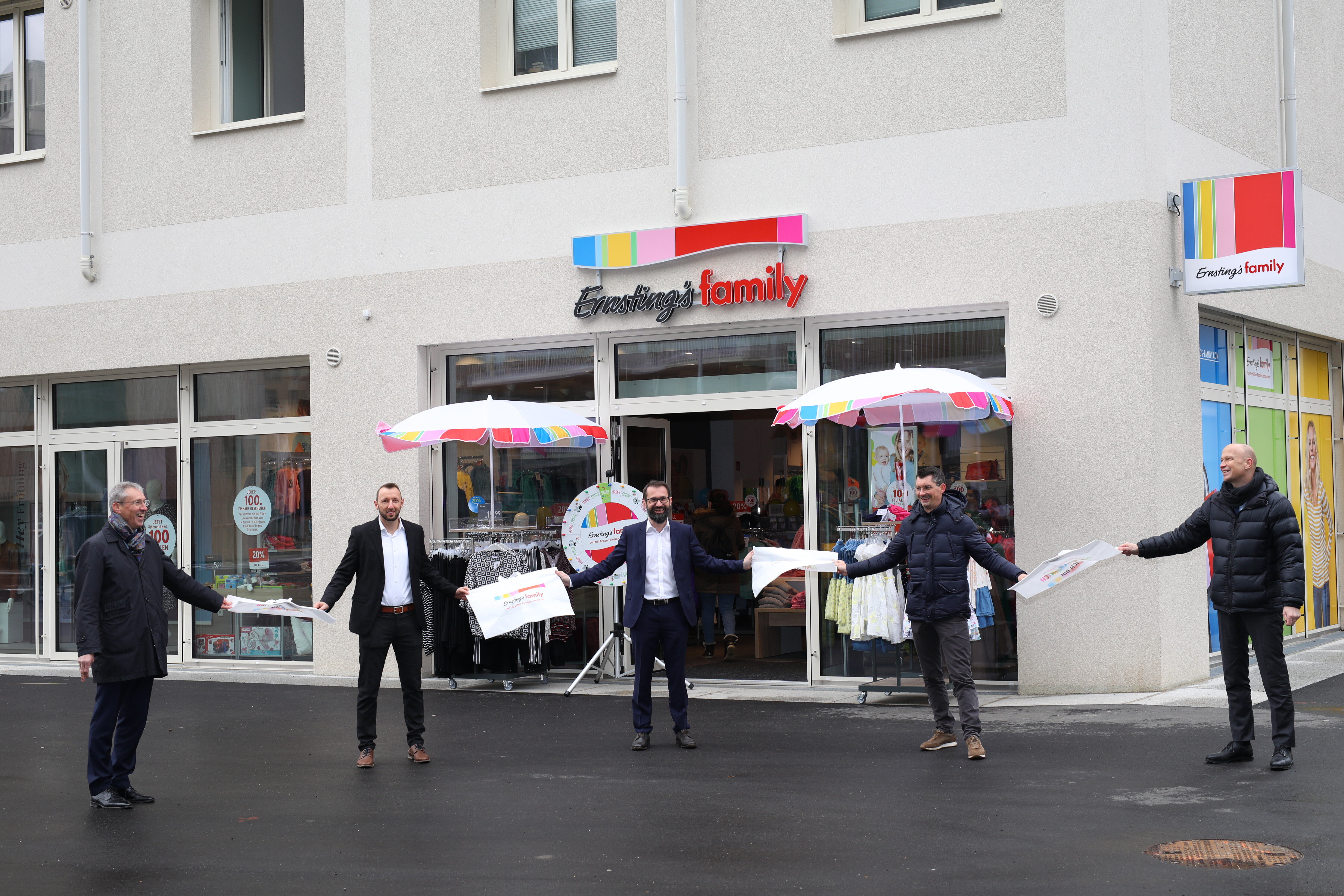 Eröffnung der Ernsting’s family-Filiale in der gemanagten Einkaufsstraße im asperner Seeparkquartier, v.l.n.r.: Gerhard Schuster (CEO Wien 3420 AG), Markus Hörhager (Ernsting’s family Gebietsleiter), Alexander Steininger (Ernsting’s family Standortleiter), Stephan Kalteis (SES, Einkaufstraßenmanager aspern Seestadt), Alexander Kopecek (Vorstand Wien 3420 AG)
