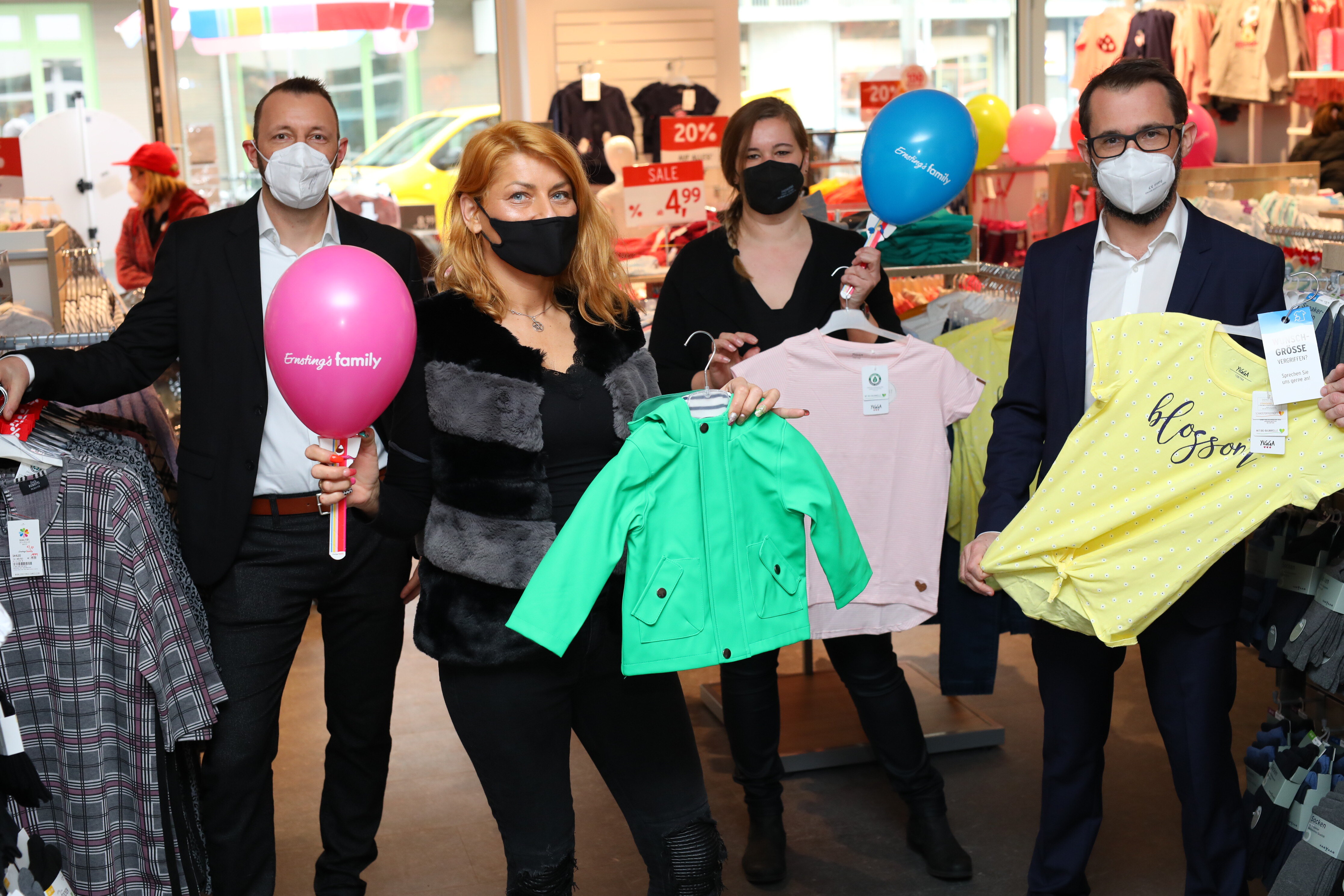 Das Ernsting’s family-Team in der neueröffneten Seestädter Filiale