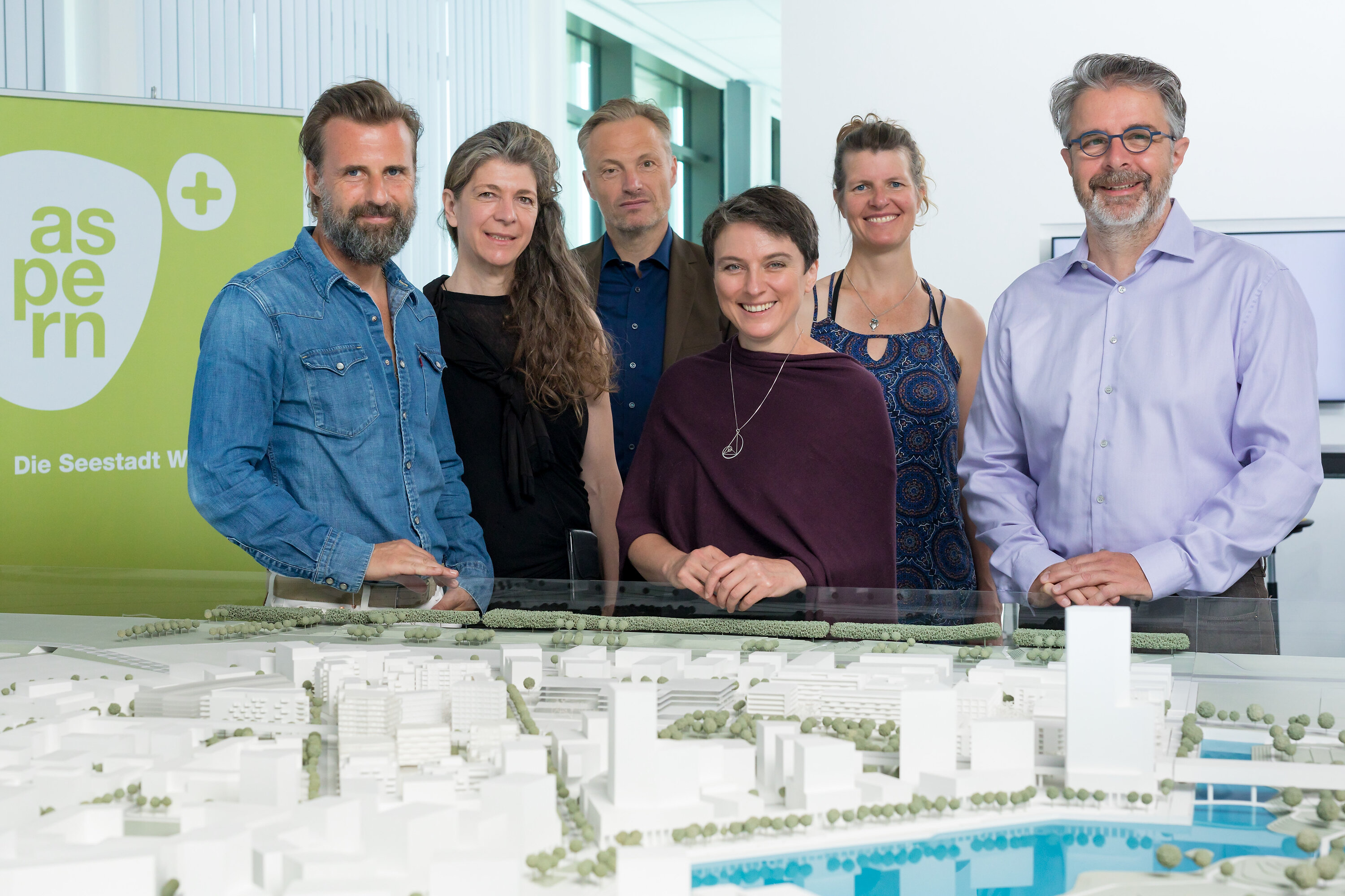 Der neue aspern Beirat präsentiert sich, v.l.n.r.: Architekt Friedrich Passler (AllesWirdGut), Ute Schneider (KCAP, Professorin für Städtbau, TU Wien), Städteplaner Andreas Kleboth (Kleboth und Dollnig), Verhaltensbiologin Elisabeth Oberzaucher, Landschaftsarchitektin Marie-Theres Okresek (bauchplan) und Wolfgang Kessling (Transsolar Energietechnik).