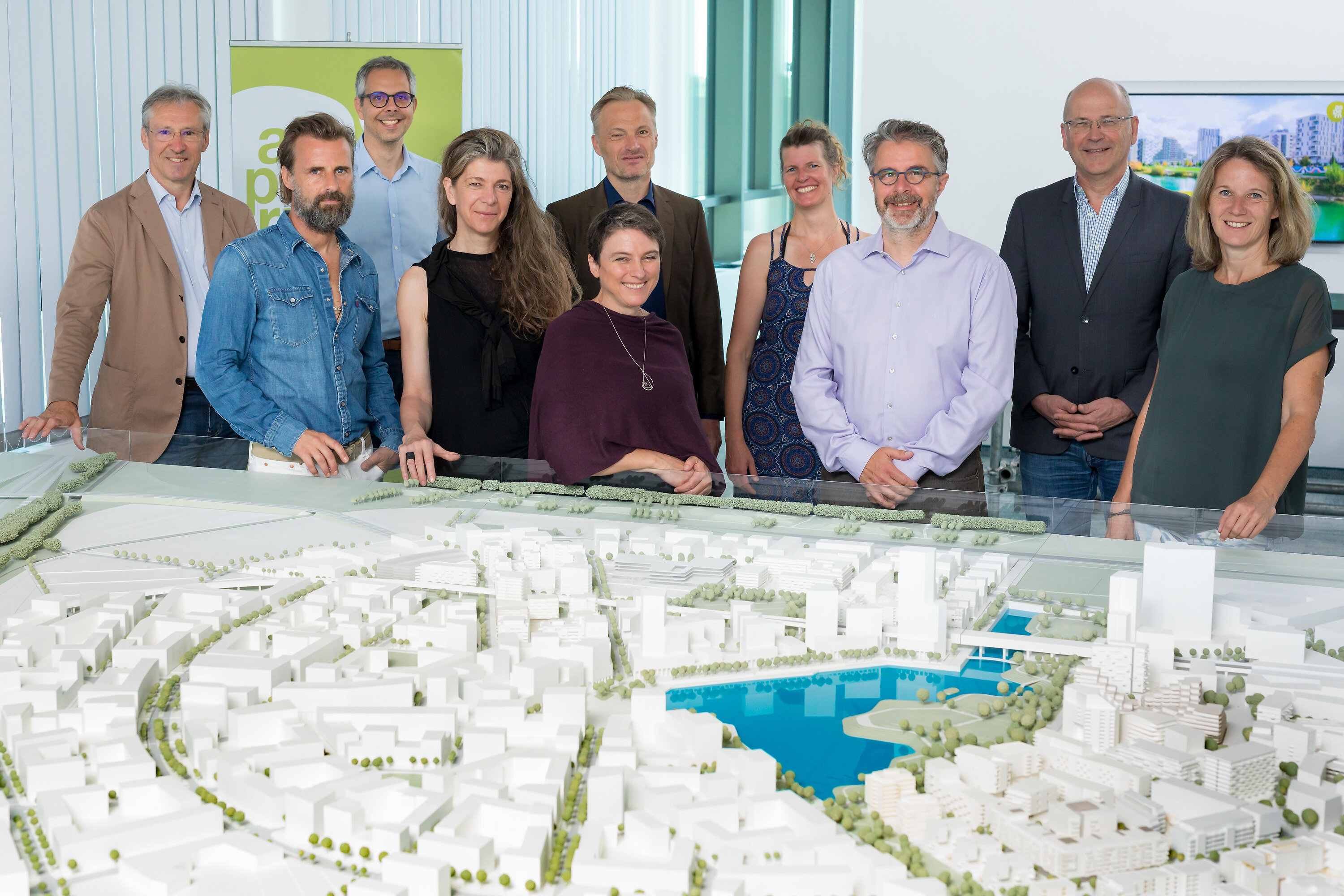V.l.n.r.: Gerhard Schuster (CEO Wien 3420 AG), Architekt Friedrich Passler (AllesWirdGut), Peter Hinterkörner (Städtebau Wien 3420 AG), Ute Schneider (KCAP, Professorin für Städtbau, TU Wien), Städteplaner Andreas Kleboth (Kleboth und Dollnig), Verhaltensbiologin Elisabeth Oberzaucher, Landschaftsarchitektin Marie-Theres Okresek (bauchplan), Wolfgang Kessling (Transsolar Energietechnik), Heinrich Kugler (Vorstand Wien 3420 AG) und Programmleiterin Seestadt Aspern Ute Schaller.