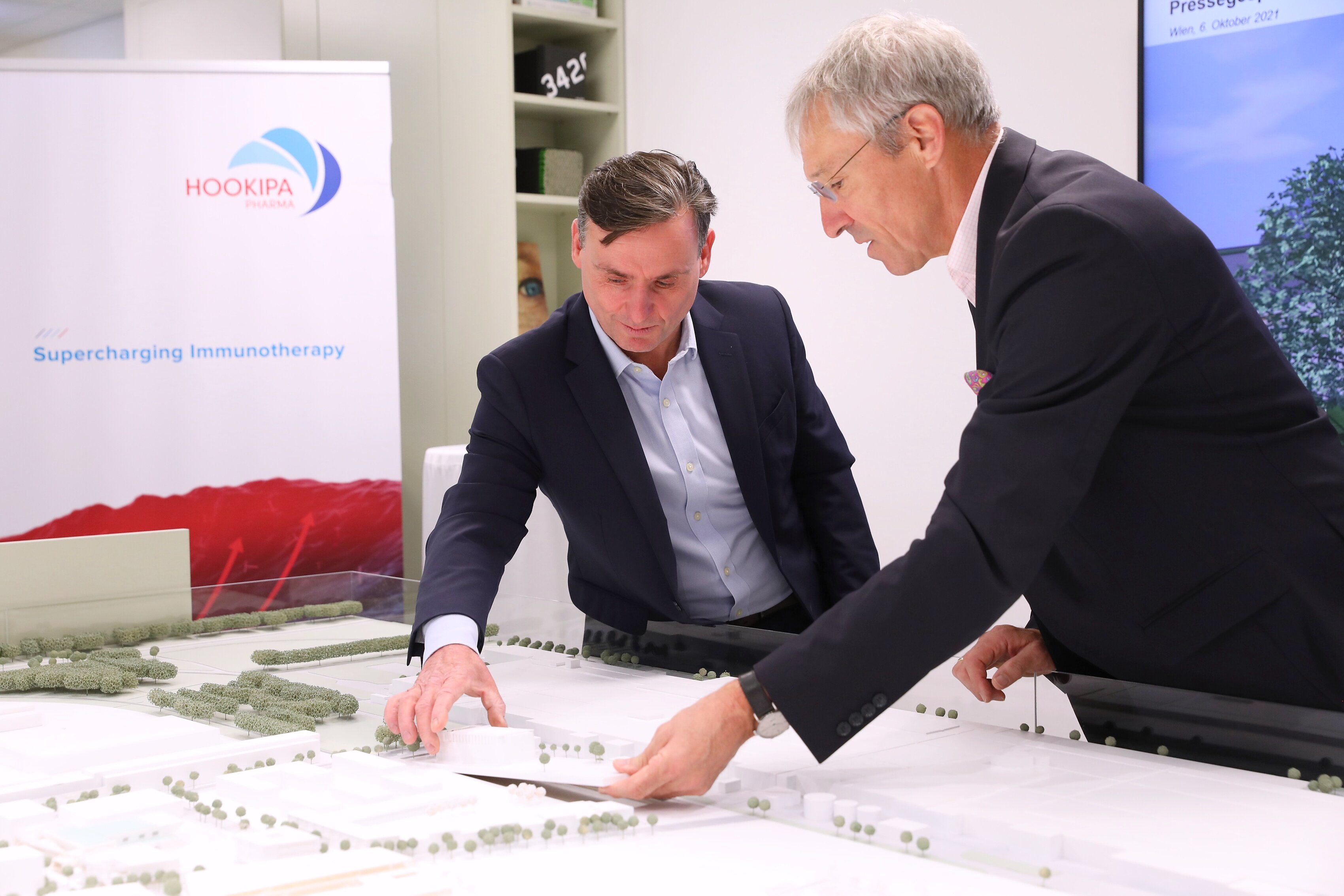 Roman Necina, CTO HOOKIPA Pharma und Gerhard Schuster, Vorstandsvorsitzender Wien 3420 aspern Development AG