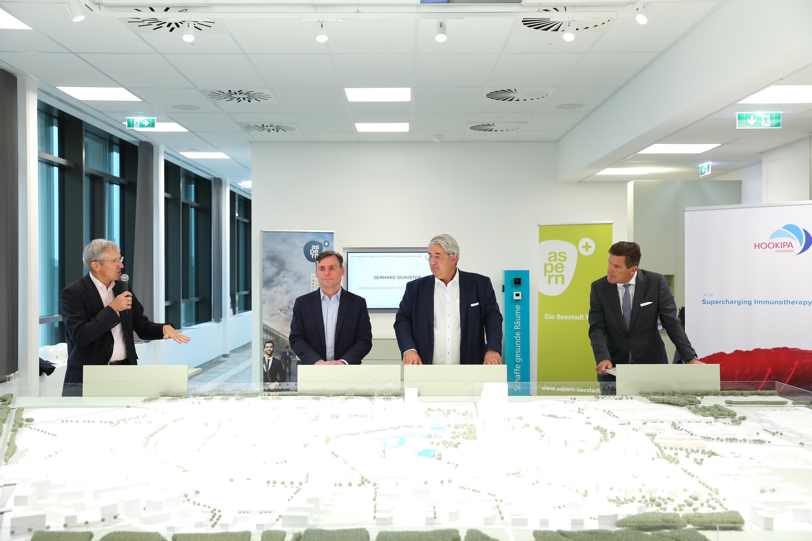 V.l.n.r.:  Gerhard Schuster (Vorstandsvorsitzender Wien 3420 aspern Development AG), Roman Necina (CTO HOOKIPA Pharma), Ernst Nevrivy (Bezirksvorsteher Wien-Donaustadt) und Peter Hanke (Finanz- und Wirtschaftsstadtrat Wien).