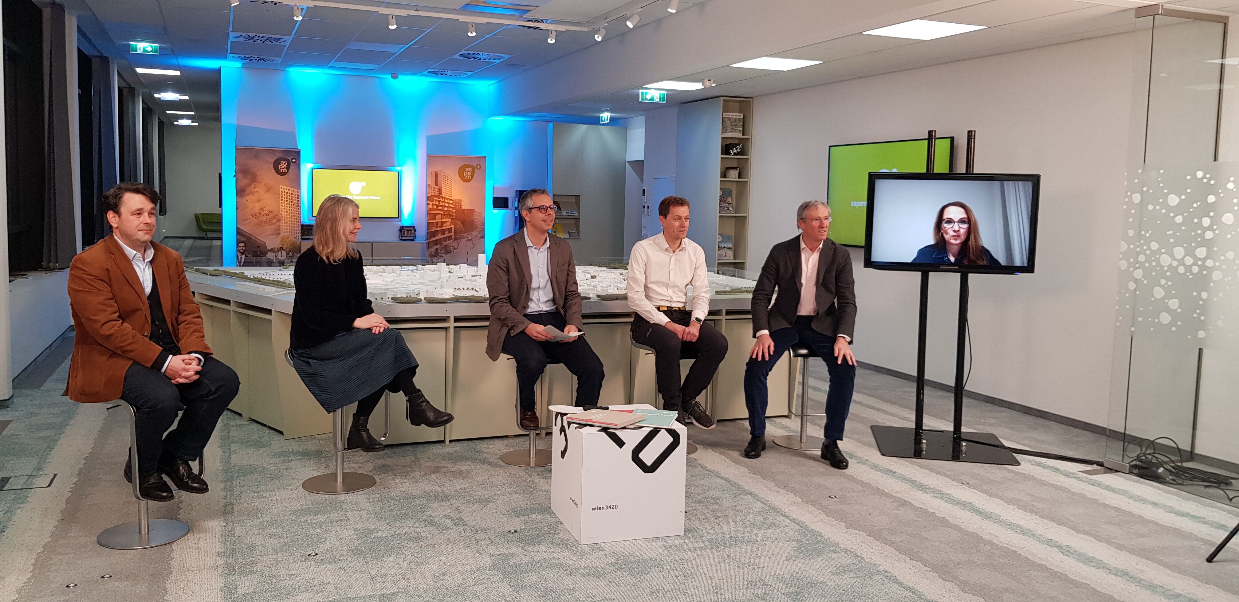 5 Personen und eine weitere Person auf einem Bildschirm in einer offenen Talkrunde