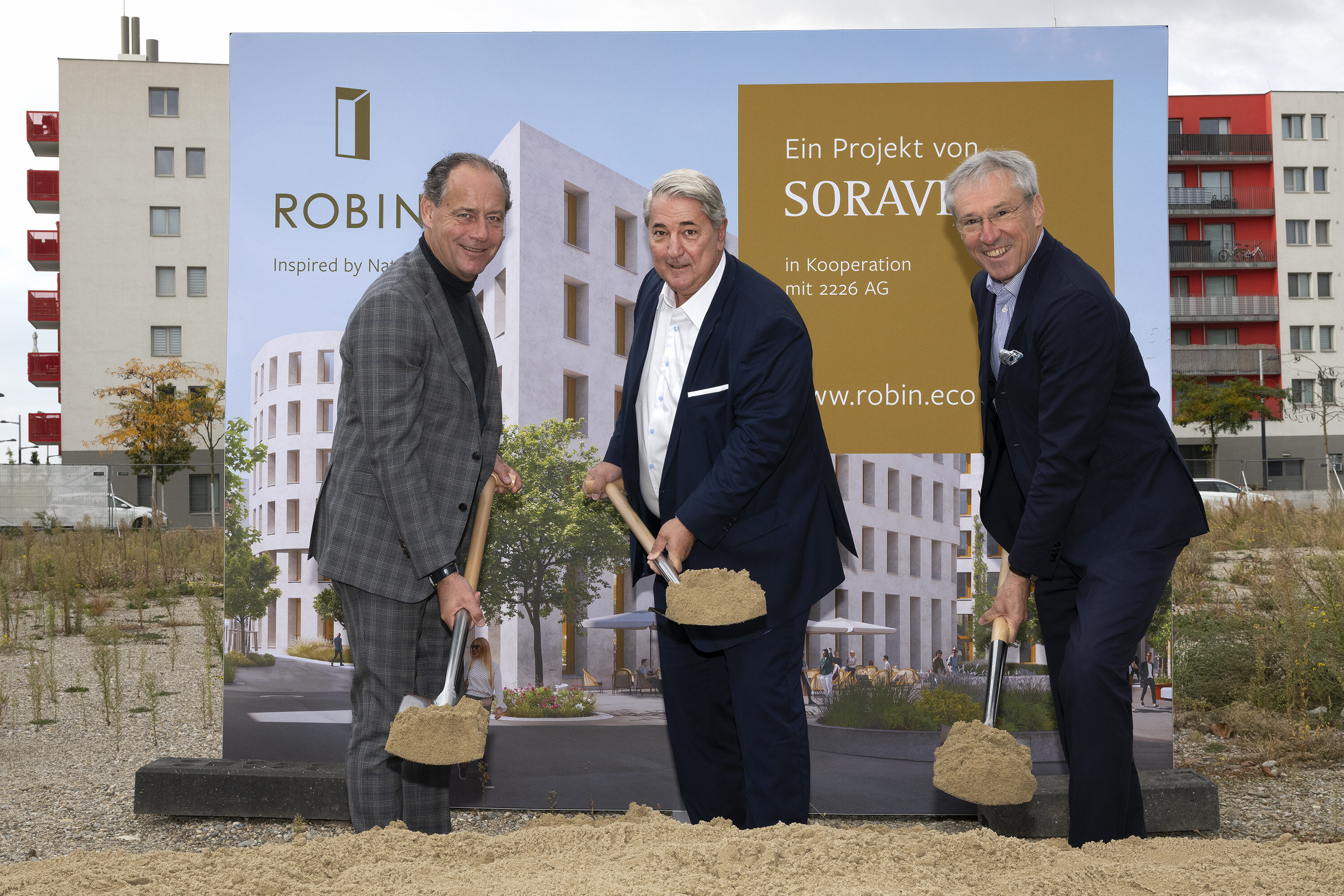 Spatenstich für den Bürogebäudekomplex ROBIN Seestadt in aspern Seestadt: v.l.n.r: Mag. Erwin Soravia (CEO SORAVIA), Ernst Nevrivy (Bezirksvorsteher Donaustadt), Dr. Gerhard Schuster (Vorstandsvorsitzender Wien 3420 aspern Development AG)