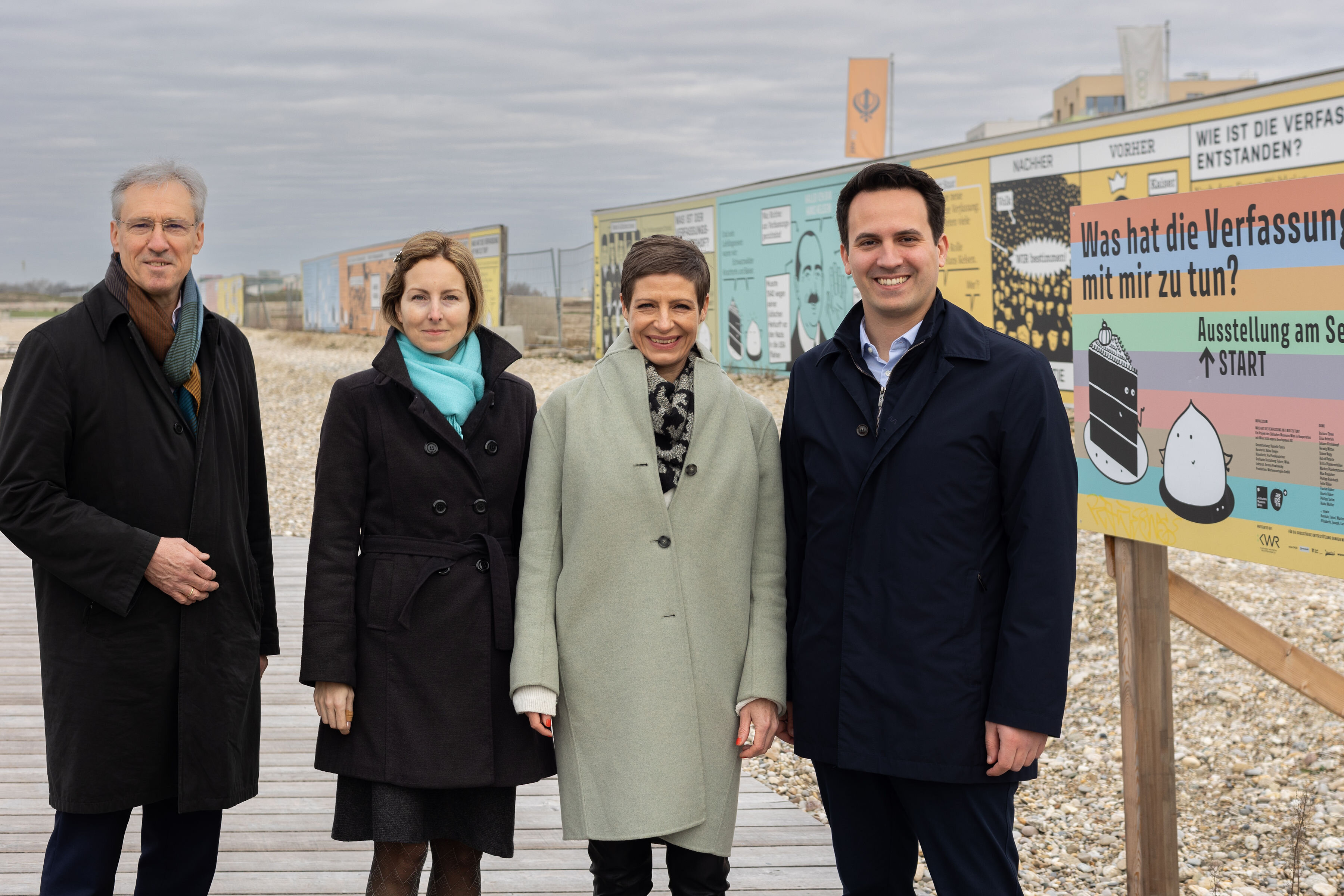 Vor der Ausstellung an der Seestadtpromenade: v.l.n.r.: Gerhard Schuster, CEO der Wien 3420 aspern Development AG, Tamara Ehs, Demokratieforscherin, Barbara Staudinger, Direktorin Jüdisches Museum Wien, Christoph Wiederkehr, Wiener Vizebürgermeister und Bildungsstadtrat.