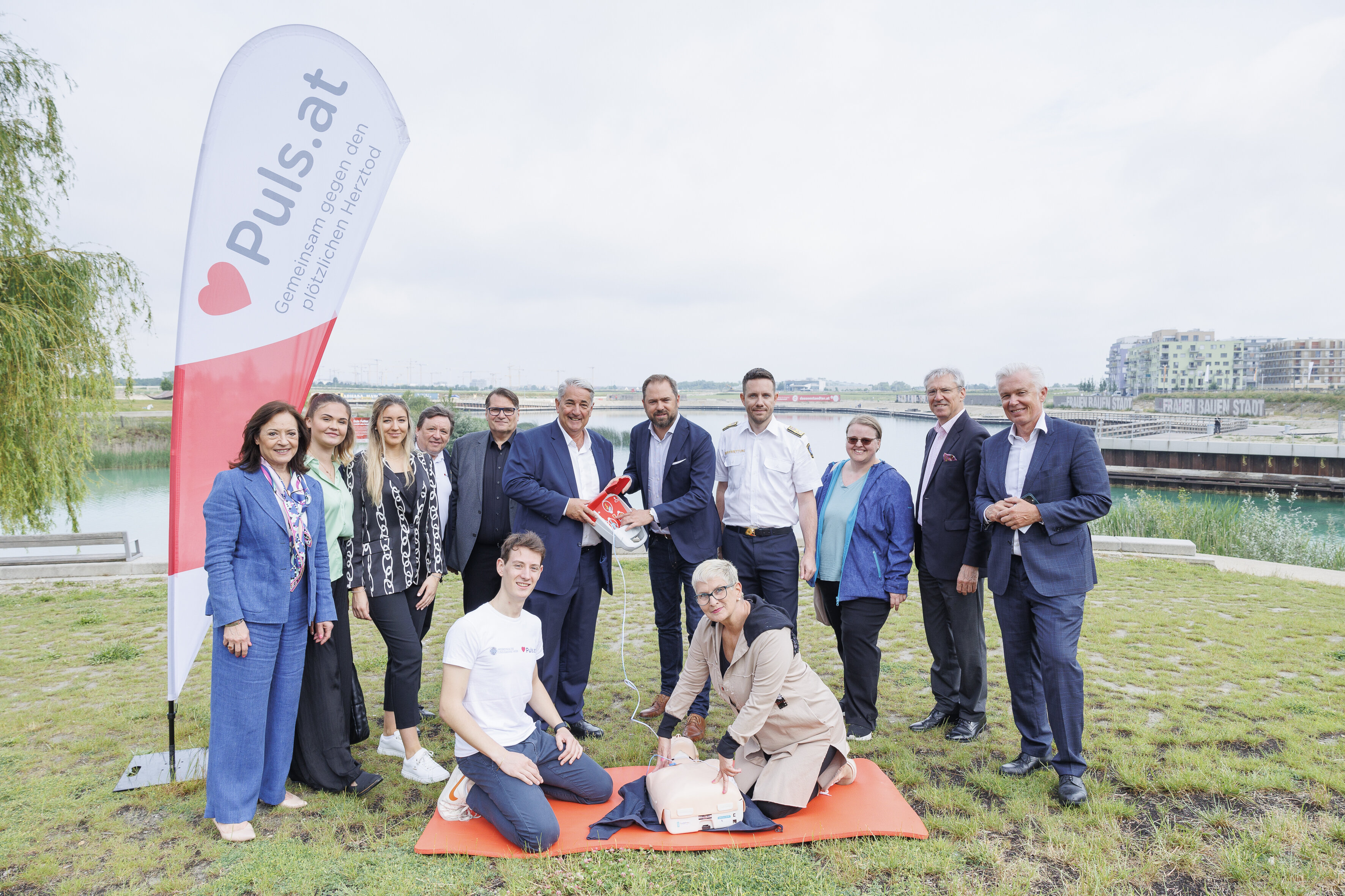 Der erste Einsatz des smarten Defibrillators des Vereins PULS: Bei der Demo mit den Spender*innen des Vereins „Gutes aus der Seestadt“. Stehend v.l.n.r.: Andrea Czernin (ARIANA Events), Nina Langer & Victoria Reichard (Vienna Estate), Christian Bader (PULS), Claus Tschismasia (Chemomedica), Donaustadt Bezirksvorsteher Ernst Nevrivy, Gemeinderat Markus Ornig, Mario Krammel (Berufsrettung Wien), Veronika Kühn (Bildungscampus Liselotte Hansen-Schmidt), Gerhard Schuster & Robert Grüneis (Wien 3420). Im Vordergrund Benedikt Steiner + Bezirksrätin Gabi Plank