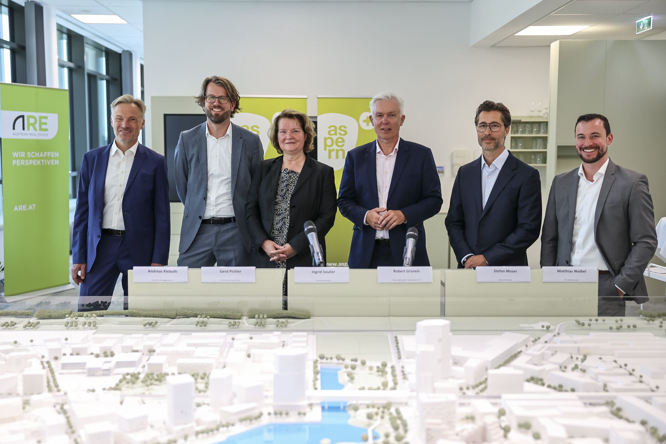 v.l.n.r.: Andreas Kleboth, aspern Beirat; Gerd Pichler, ARE Austrian Real Estate; Ingrid Soulier, Soulier Real Estate; Robert Grüneis, Wien 3420 aspern Development AG; Stefan Moser, Moser Wohnbau; Matthias Waibel, STC Development