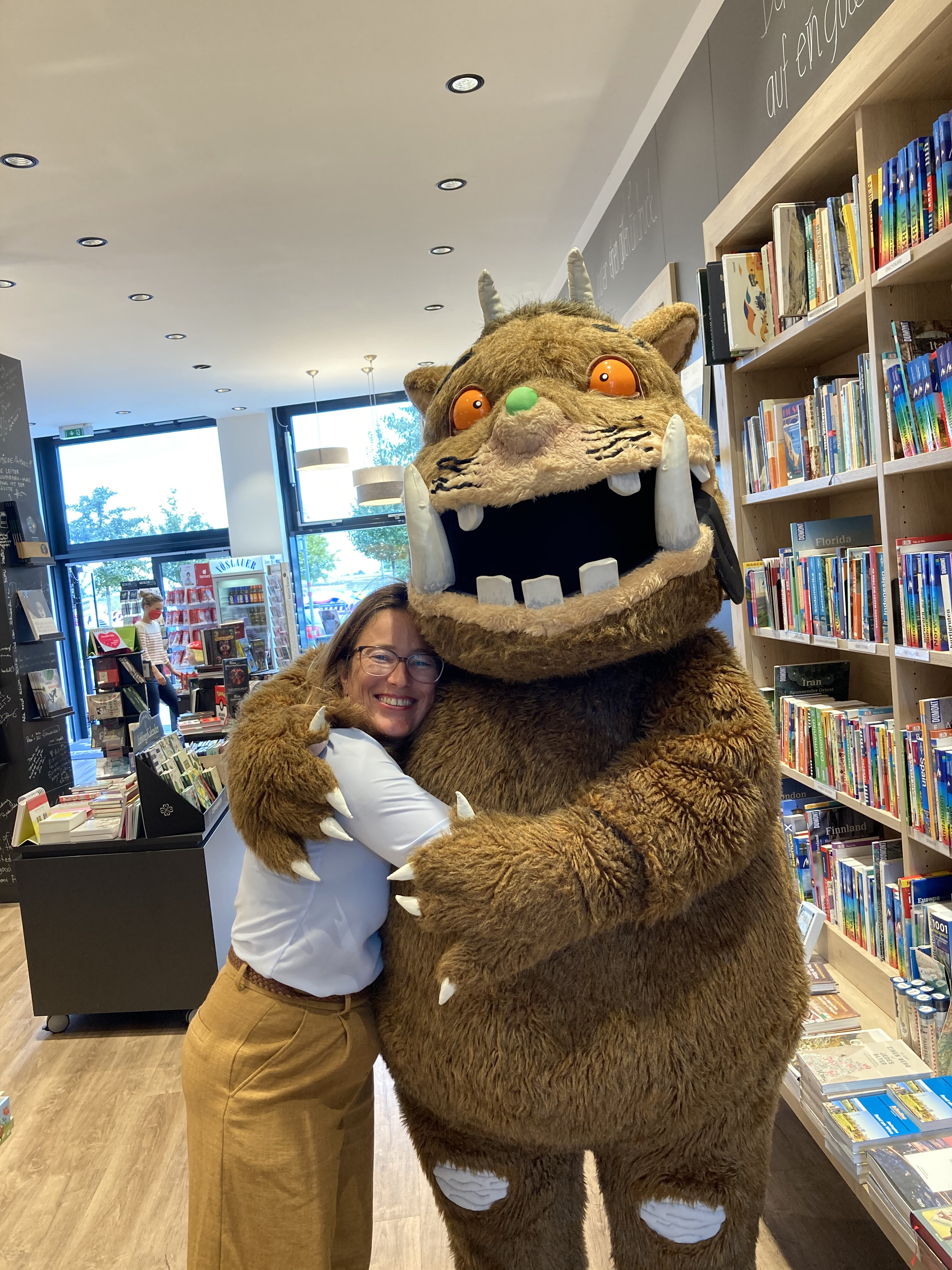 Bei Lesungen am Hannah-Arendt-Platz sorgen Grüffelo und die Kabarettistin Caroline Athanasiadis für Spaß bei Klein und Groß. 