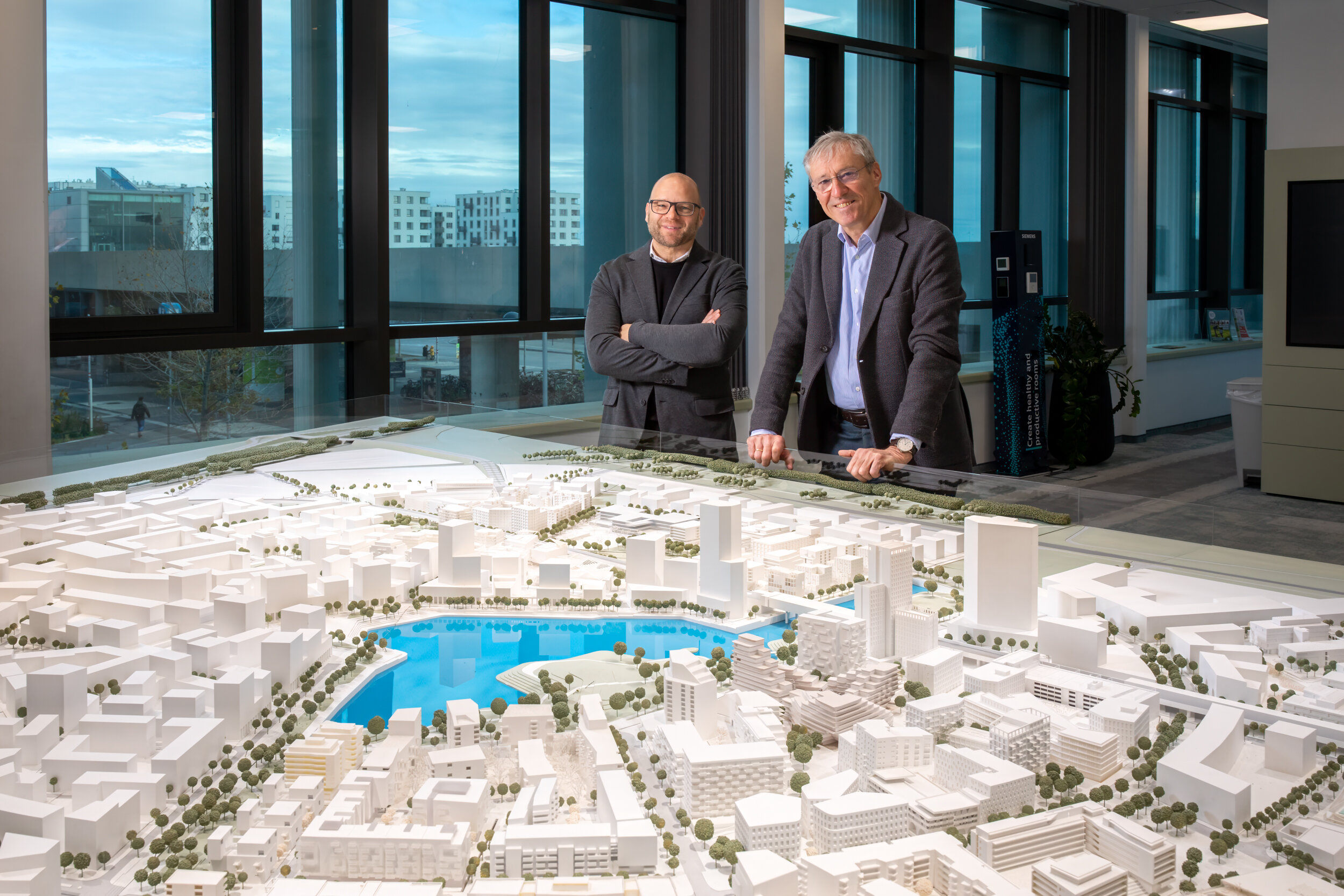 Bis Herbst 2024 entsteht mit NOA22 ein modernes, patient*innenorientiertes Gesundheitszentrum in der Seestadt. Im Bild: Elmar Hagmann, Geschäftsführer der Sedlak Gruppe (links) und Gerhard Schuster, Vorstand der Wien 3420 (rechts).