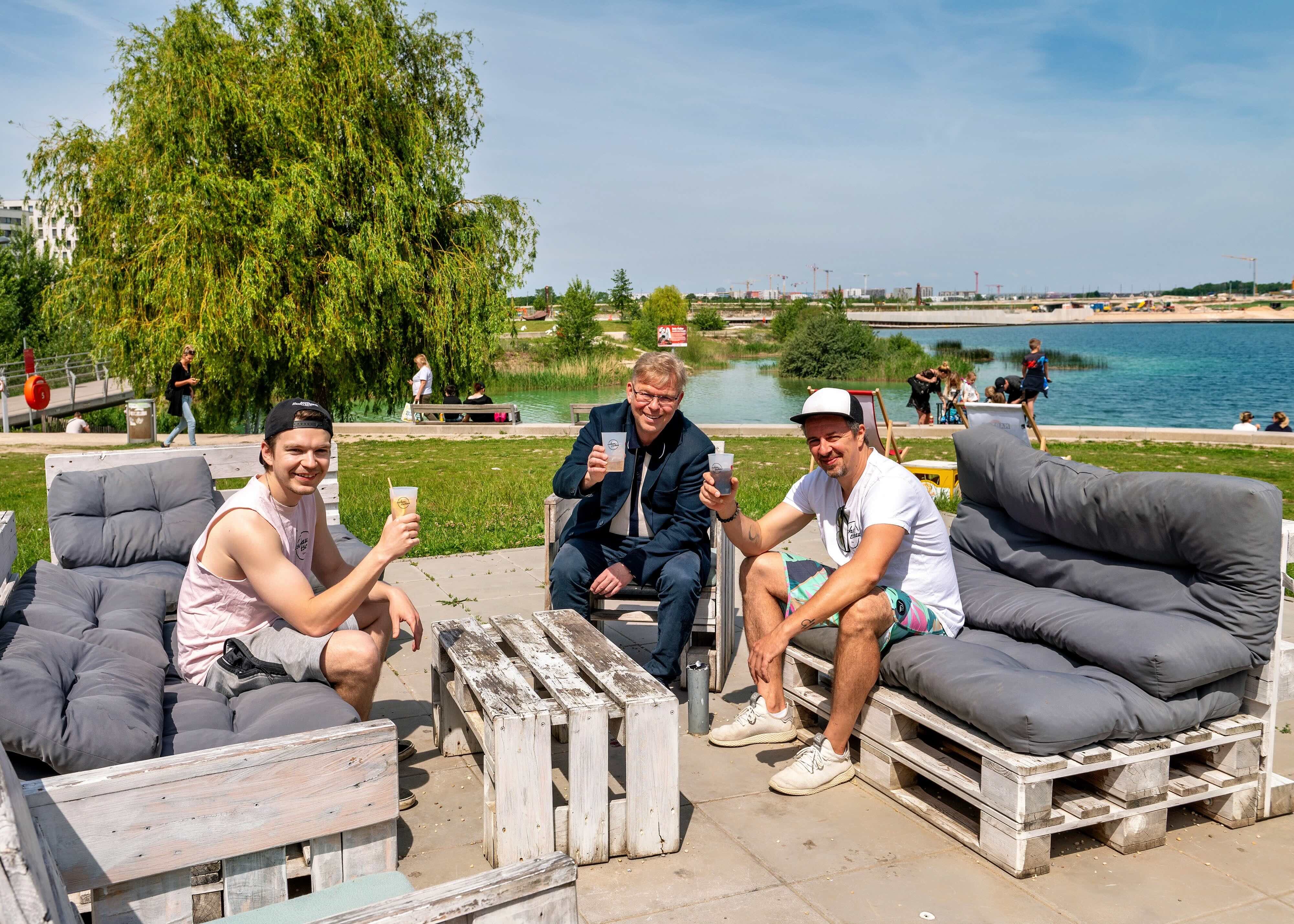 Barchef Alexander Holzer, Einkaufsstraßen-Manager Gernot Jung sowie Wiener Szenegastronom Chris Schilcher (v.l.n.r.) bei der offiziellen Saisoneröffnung des Pop-Up Kiosk Tschau Tschau Seestadt.