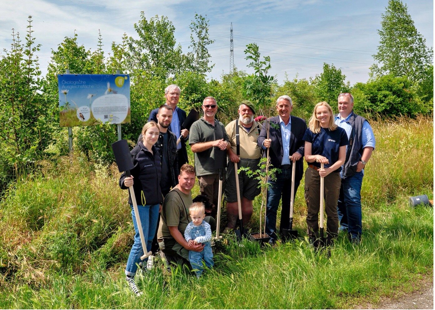 Pflanzaktion in der Donaustädter Speierlinggasse. v.l.n.r.: Geschwister Silvana und Vladan Kutic, Geschäftsführung von Kutic Forstbetriebe, Wien 3420-Vorstand Gerhard Schuster, Martin Bracher/MA 49, Förster Hans Kiessling (Forum Pflanzenwerkstatt Grafenweiden), Bezirksvorsteher Donaustadt Ernst Nevrivy, Andrea Kodym (Bundesforschungszentrum für Wald), Friedrich Vondruska (Umweltmanagement Wien 3420). Sitzend: Alexander Bruny/MA 49, und die „nächste Generation“ Theo Kutic.