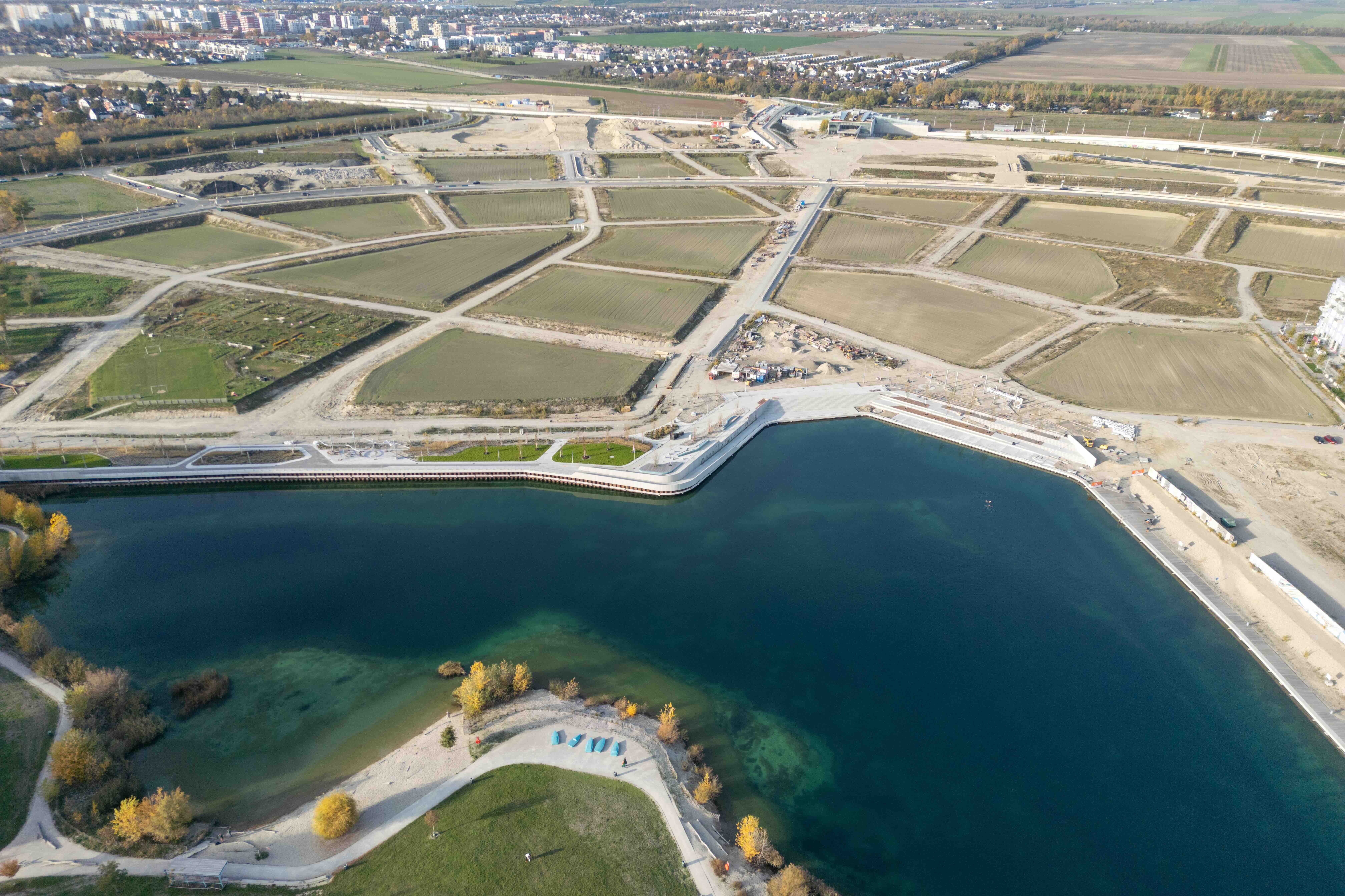 Das Quartier Seecarré an der westlichen Sonnenallee im Norden der Seestadt wird großteils autofrei, verkehrsberuhigt und grün gestaltet.
