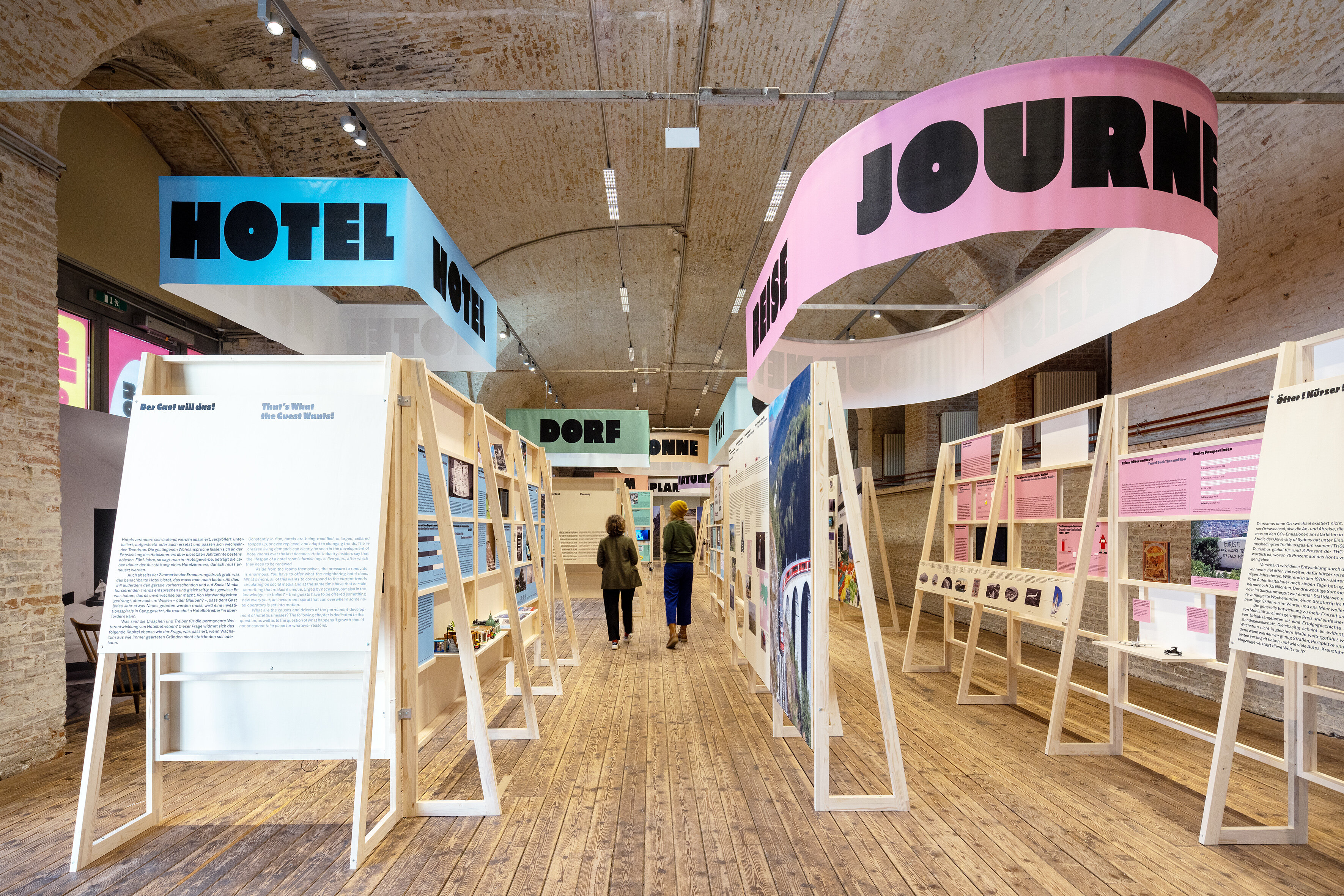 Die Ausstellung „Über Tourismus“ ist von 6. Februar bis 2. März 2025 in der VHS Kulturgarage zu sehen.