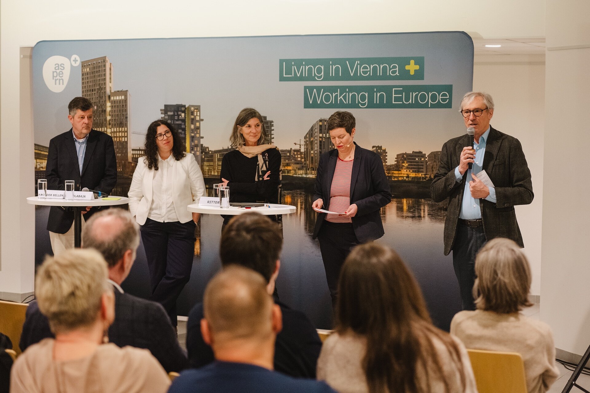 V.l.n.r.: Florian Van der Bellen (Head of Destination Development, PKF hospitality), Cornelia Dlabaja (Stiftungsprofessur für nachhaltige Stadt- und Tourismusentwicklung, FHWien der WKW), Katharina Ritter (Co-Kuratorin der Ausstellung, Az W), Astrid Kuffner (Moderatorin und Journalistin) und Gerhard Schuster (CEO der Wien 3420)