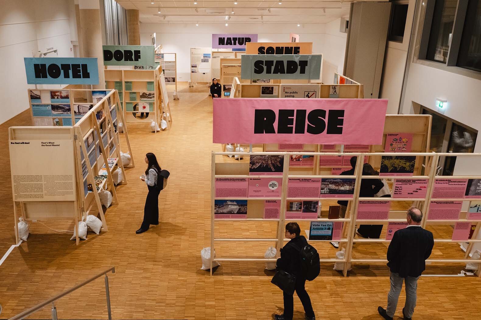 Einen Monat lang war die Erfolgsausstellung „Über Tourismus“ des Architekturzentrum Wien in der VHS Kulturgarage zu sehen.