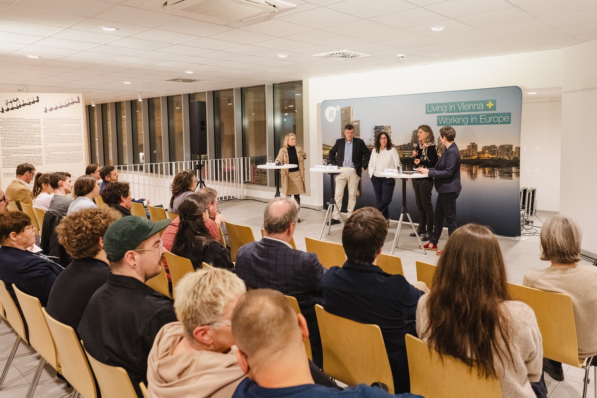 Branchenexpert*innen diskutierten im Rahmen der Podiumsdiskussion „Ist uns der Tourismus über?“ in der VHS Kulturgarage zur Zukunft des Tourismus.