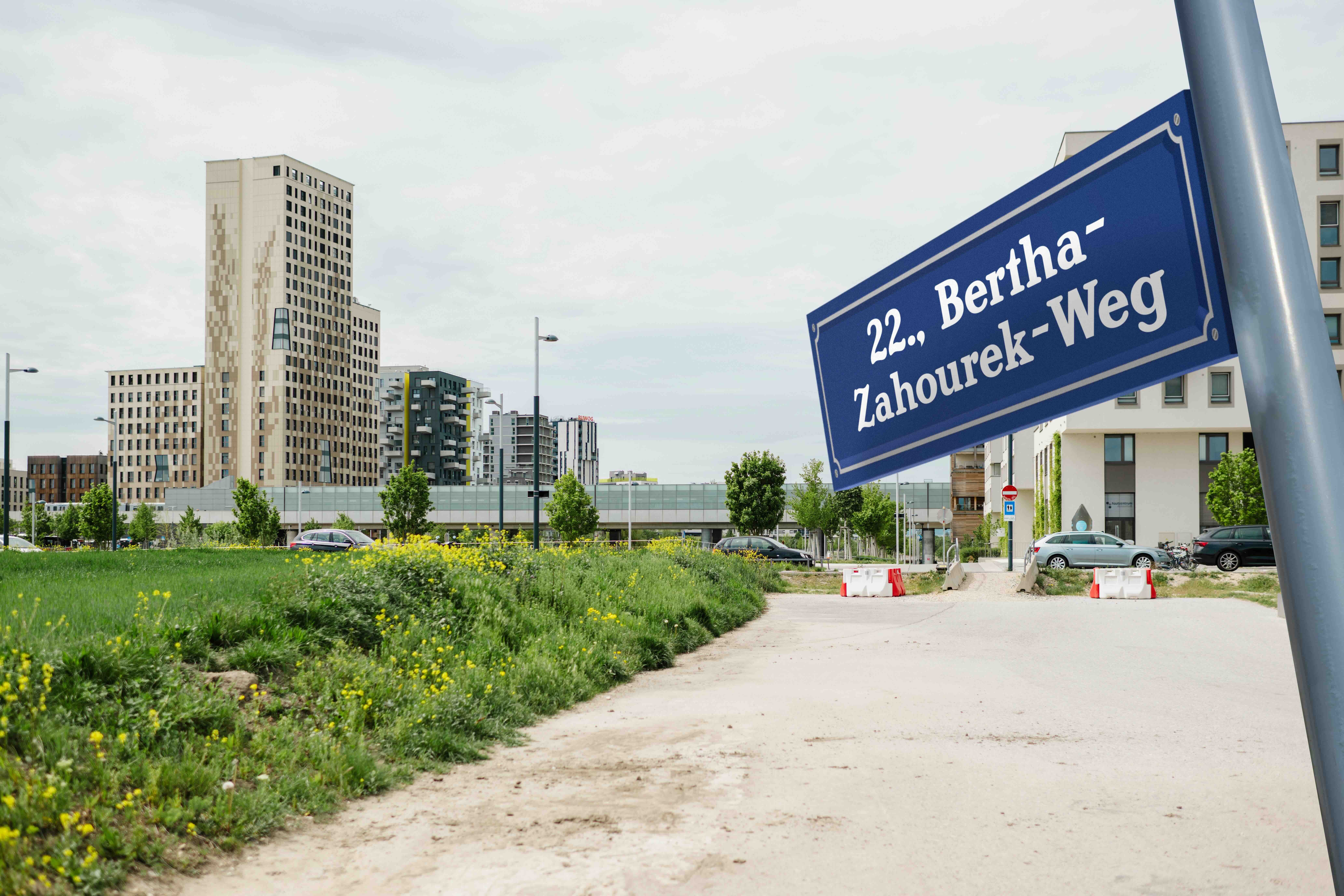 Der jüngst nach Olympia-Schwimmerin Bertha Zahourek benannte Weg wird zukünftig zum dort geplanten Hallenbad führen.