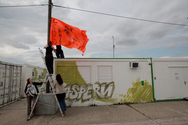 die kumpaninnen zeigen Flagge in aspern Seestadt PUBLIK