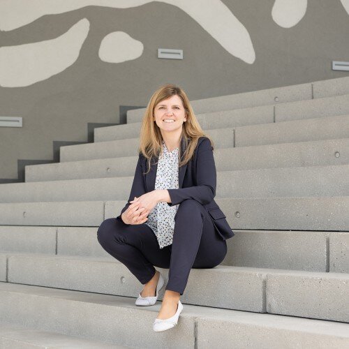 Marianne Imre sitzend auf Stufen.