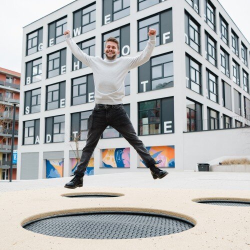 Paul Krausgruber lachend am Springen.