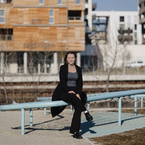 Katharina Marek sitzend auf einer Bank