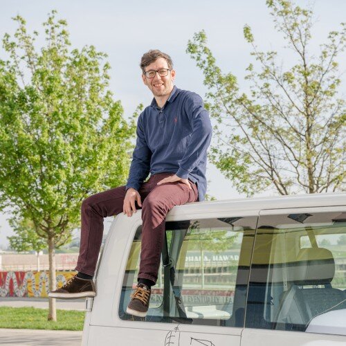 Marvin Mitterwallner sitzend auf einem Autodach.