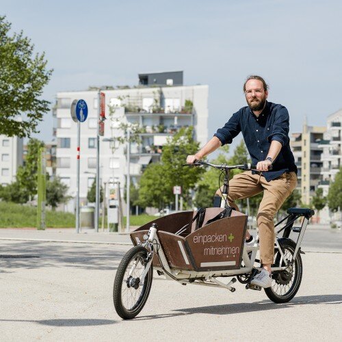 Andreas Neisen auf einem Lastenfahrrad