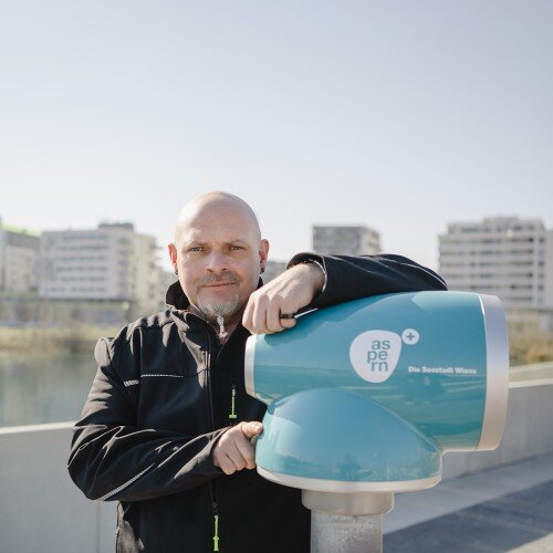 Hans Stocker mit einem Fernglas.