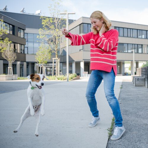 Claudia Zehentbauer Claudia Zehentbauer spielt mit einem Hund.