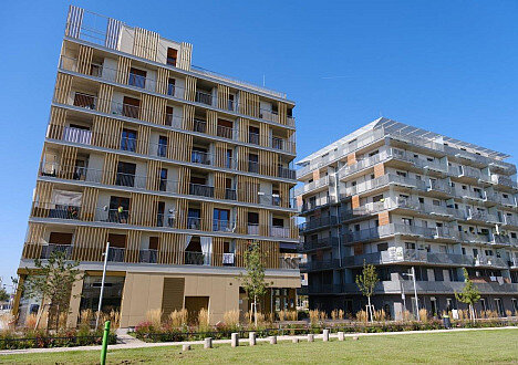 Modernes Gebäude mit Boulderbar, WIENEXTRA - Stadtbox. und städtischer Bücherei am Baufeld