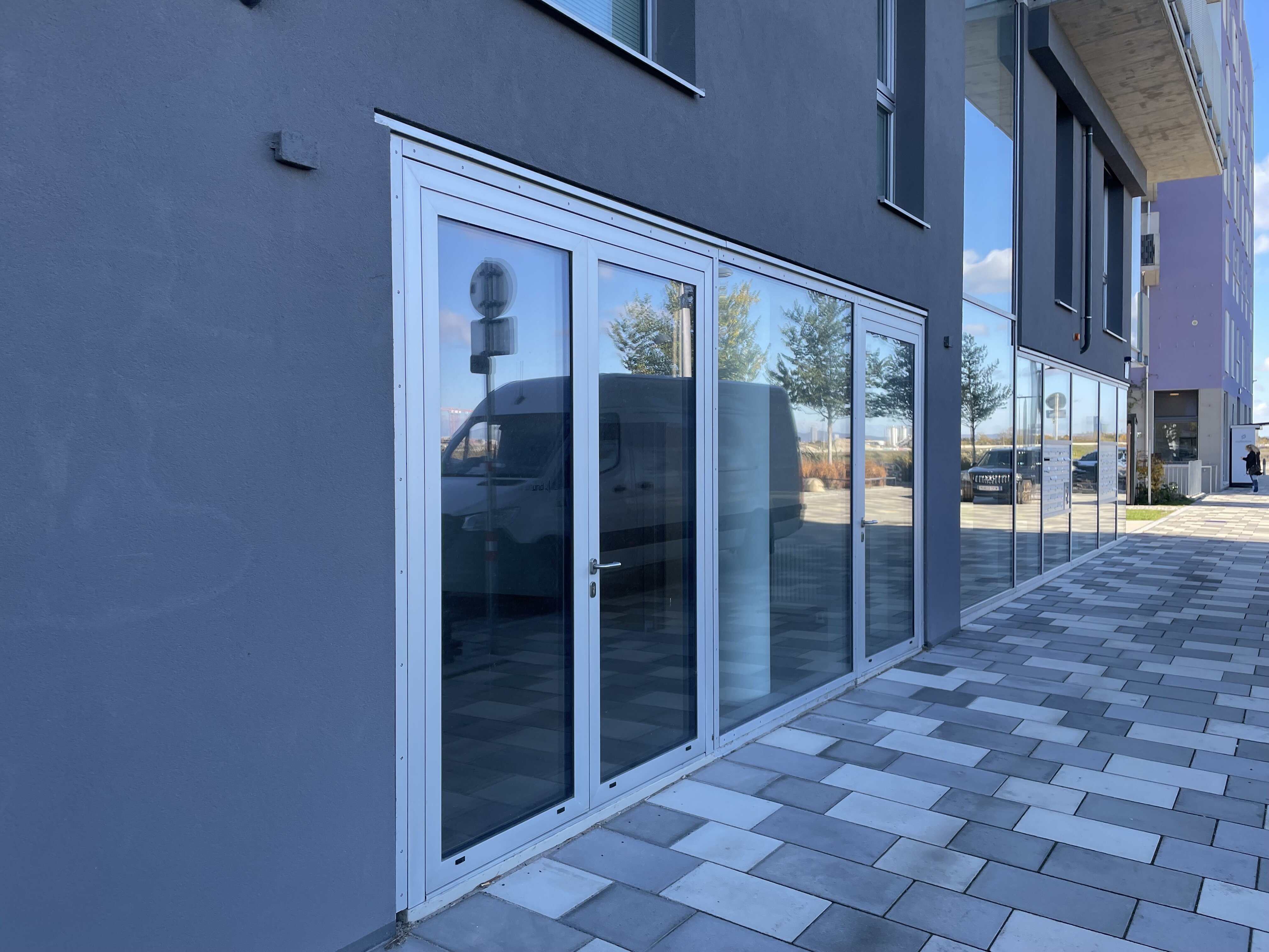 Modernes Gebäude mit Boulderbar, WIENEXTRA - Stadtbox. und städtischer Bücherei am Baufeld